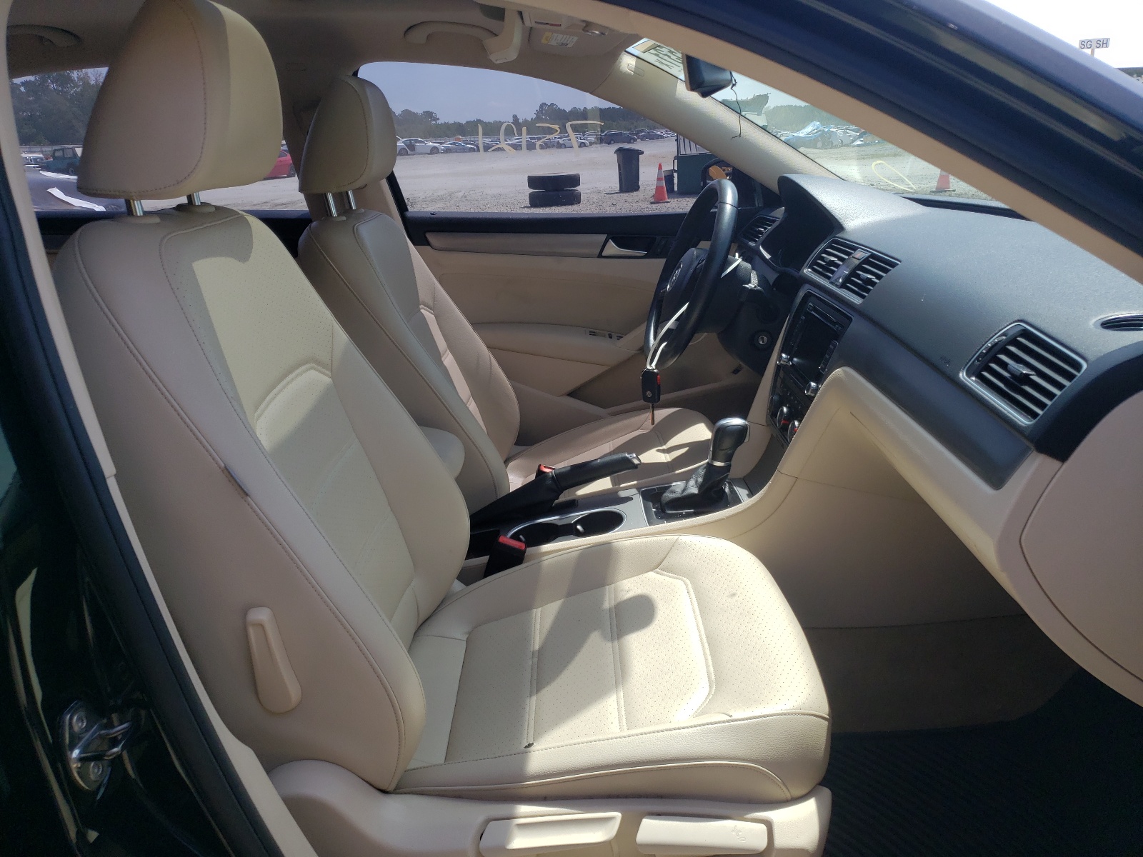 Photo 5 from auction – 2014 VOLKSWAGEN PASSAT SE with VIN 1VWBS7A36EC087569