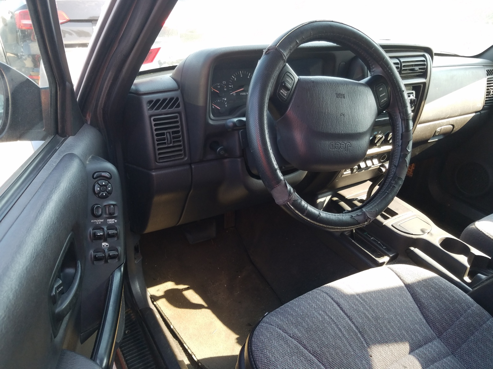 Photo 9 from auction – 2001 JEEP CHEROKEE with VIN 1J4FF48S11L626043