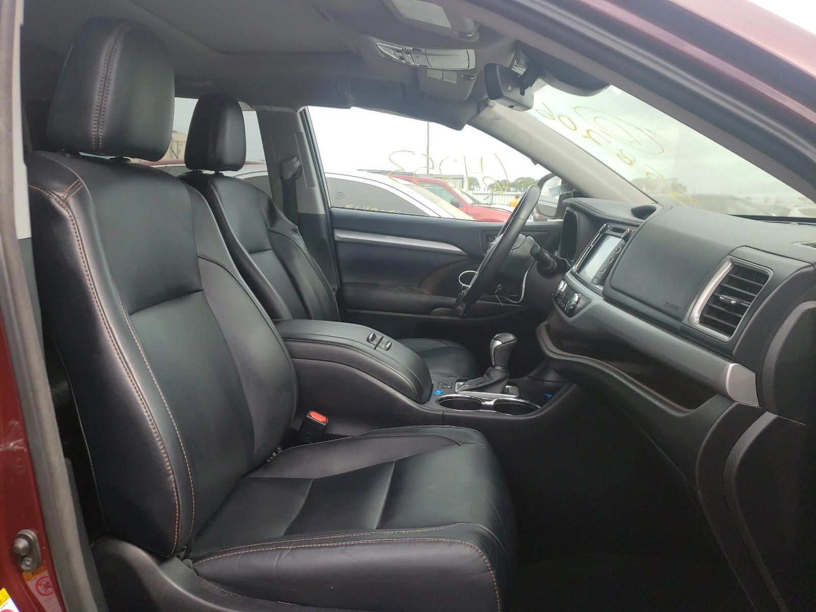 Photo 5 from auction – 2017 TOYOTA HIGHLANDER with VIN 5TDJZRFH5HS376679