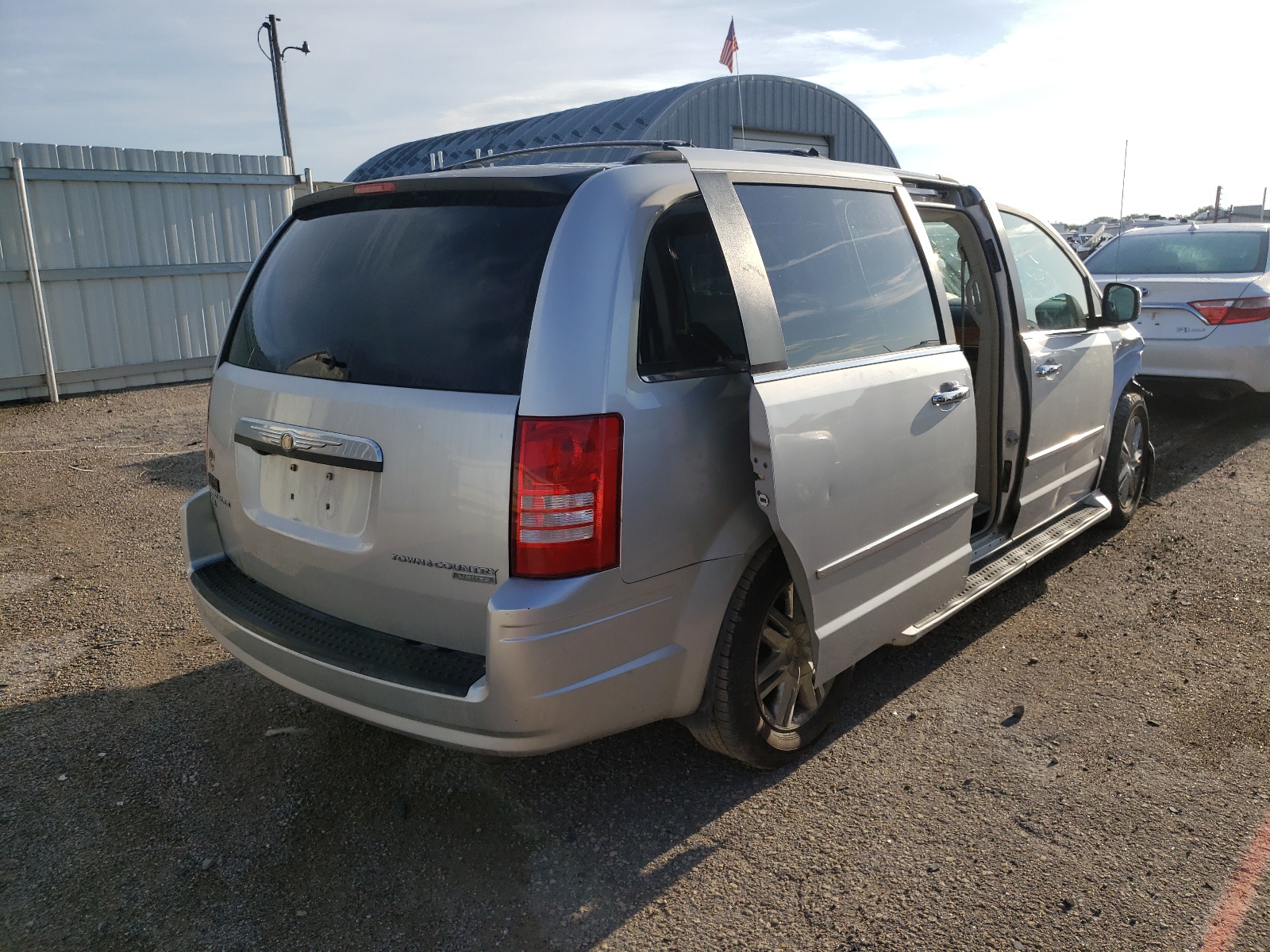 Photo 4 from auction – 2010 CHRYSLER TOWN & COU with VIN 2A4RR6DX6AR152728