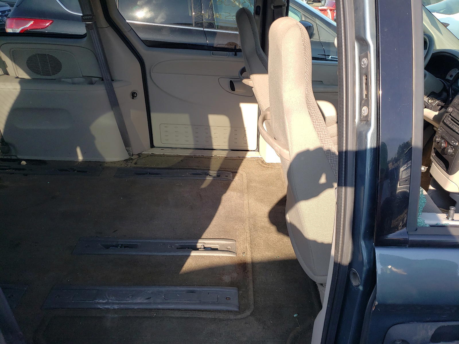 Photo 6 from auction – 2005 DODGE CARAVAN SE with VIN 1D4GP25E65B239142