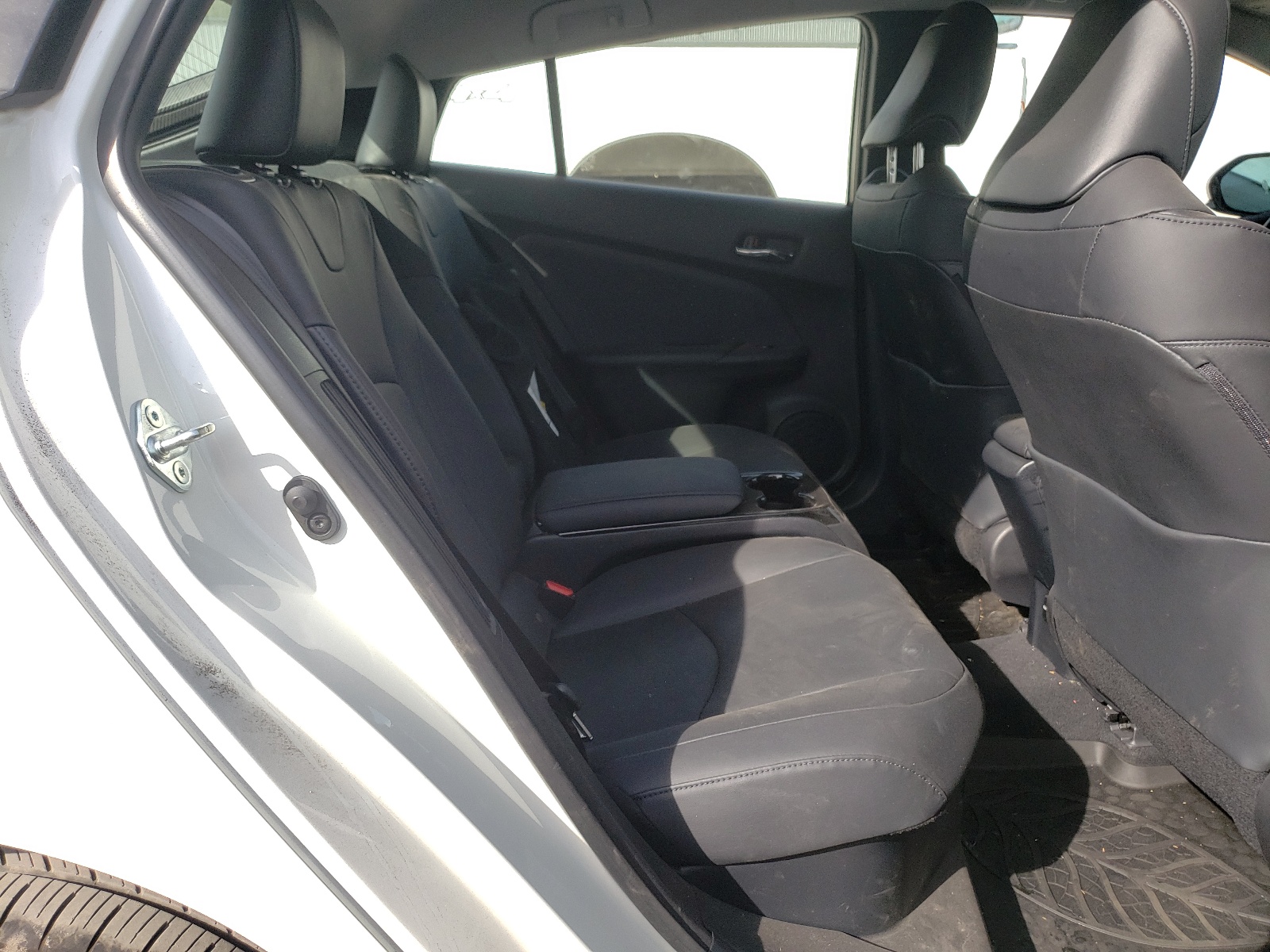 Photo 6 from auction – 2018 TOYOTA PRIUS PRIM with VIN JTDKARFP6J3071699