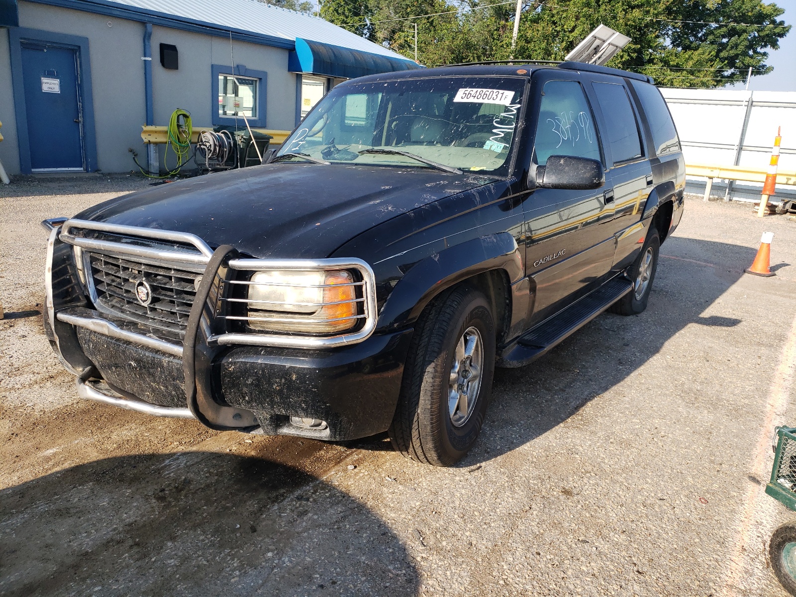Photo 2 from auction – 2000 CADILLAC ESCALADE L with VIN 1GYEK63RXYR216551