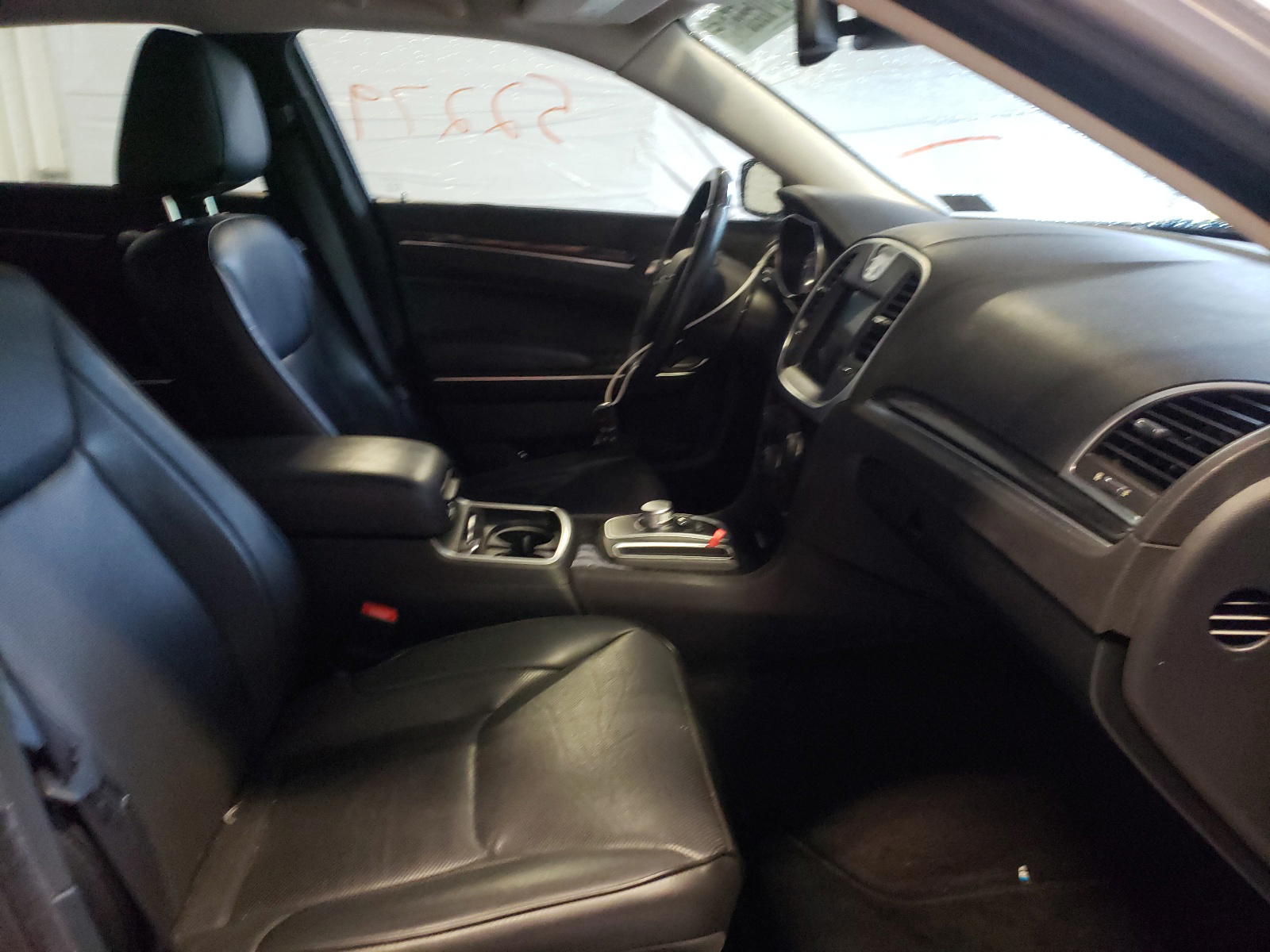 Photo 5 from auction – 2017 CHRYSLER 300C with VIN 2C3CCAKG2HH571294