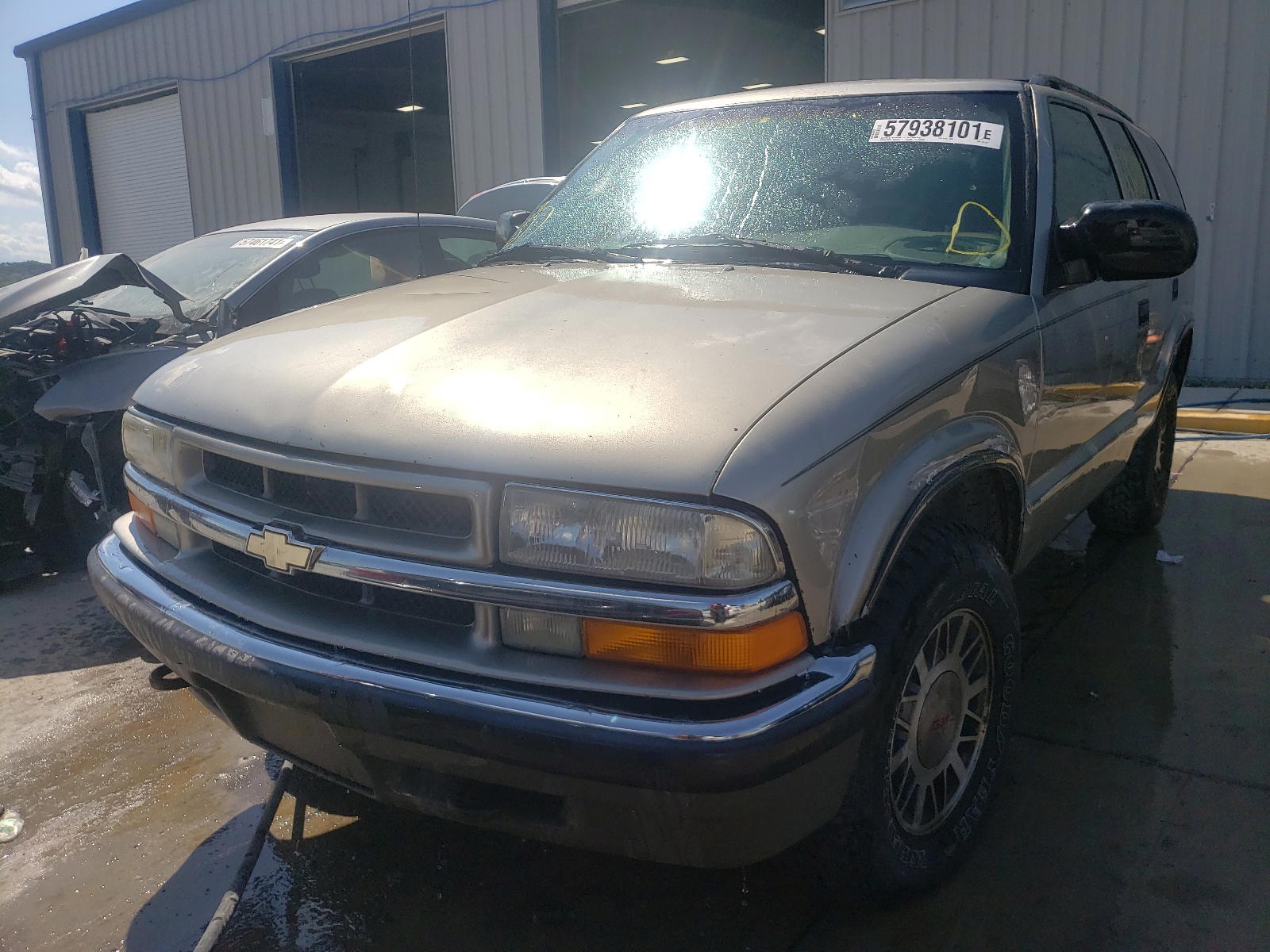 Photo 2 from auction – 2000 CHEVROLET BLAZER with VIN 1GNDT13W4Y2138372