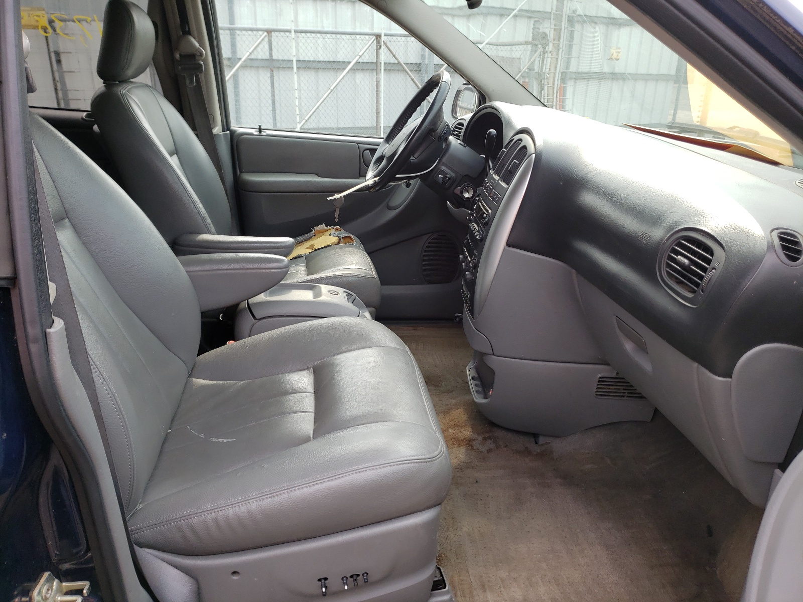 Photo 5 from auction – 2005 CHRYSLER TOWN & COU with VIN 2C8GP54L85R298918