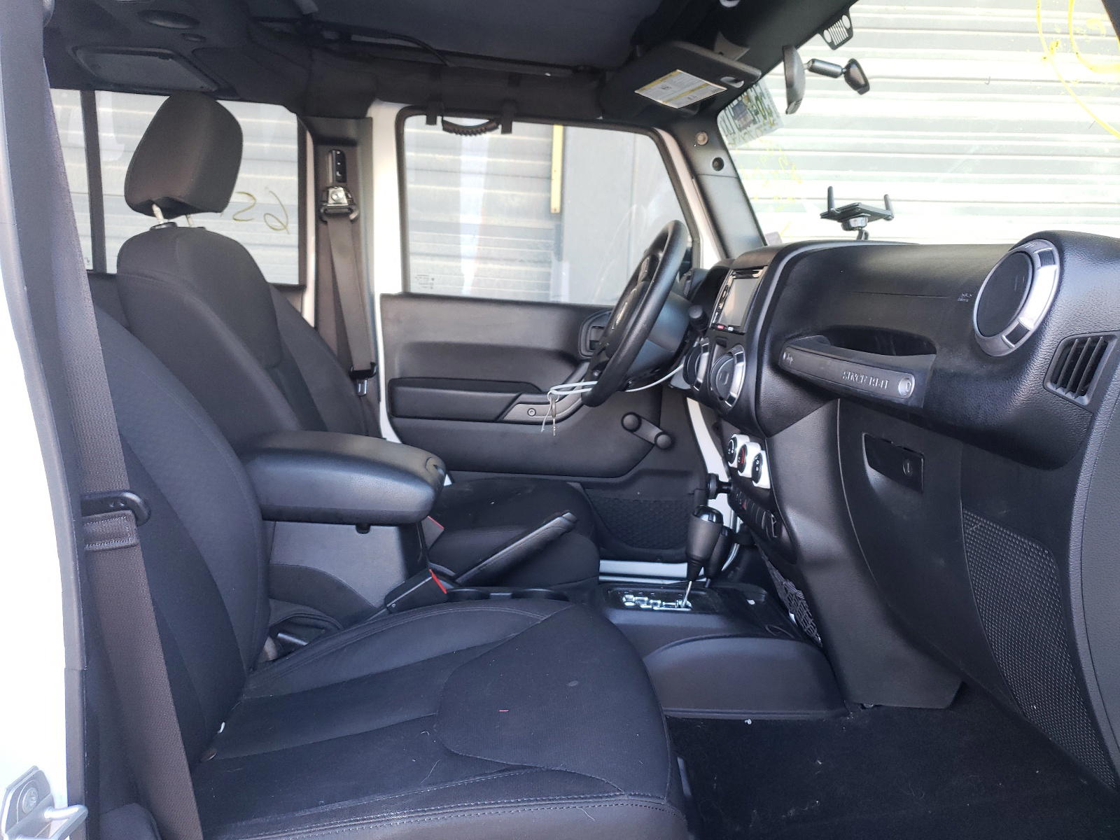 Photo 5 from auction – 2016 JEEP WRANGLER U with VIN 1C4BJWDG6GL144709