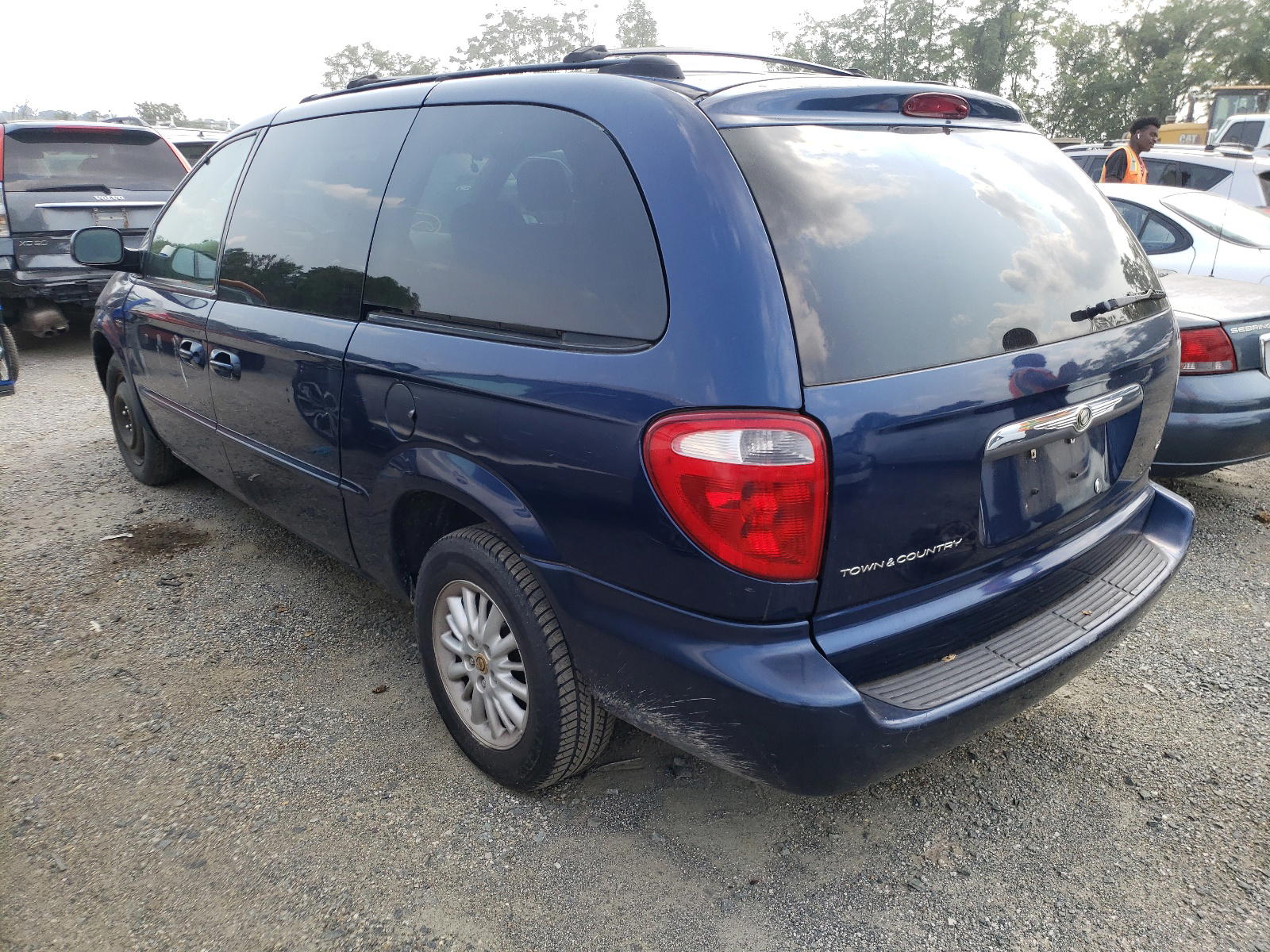 Photo 3 from auction – 2002 CHRYSLER TOWN & COU with VIN 2C8GP74L02R708263