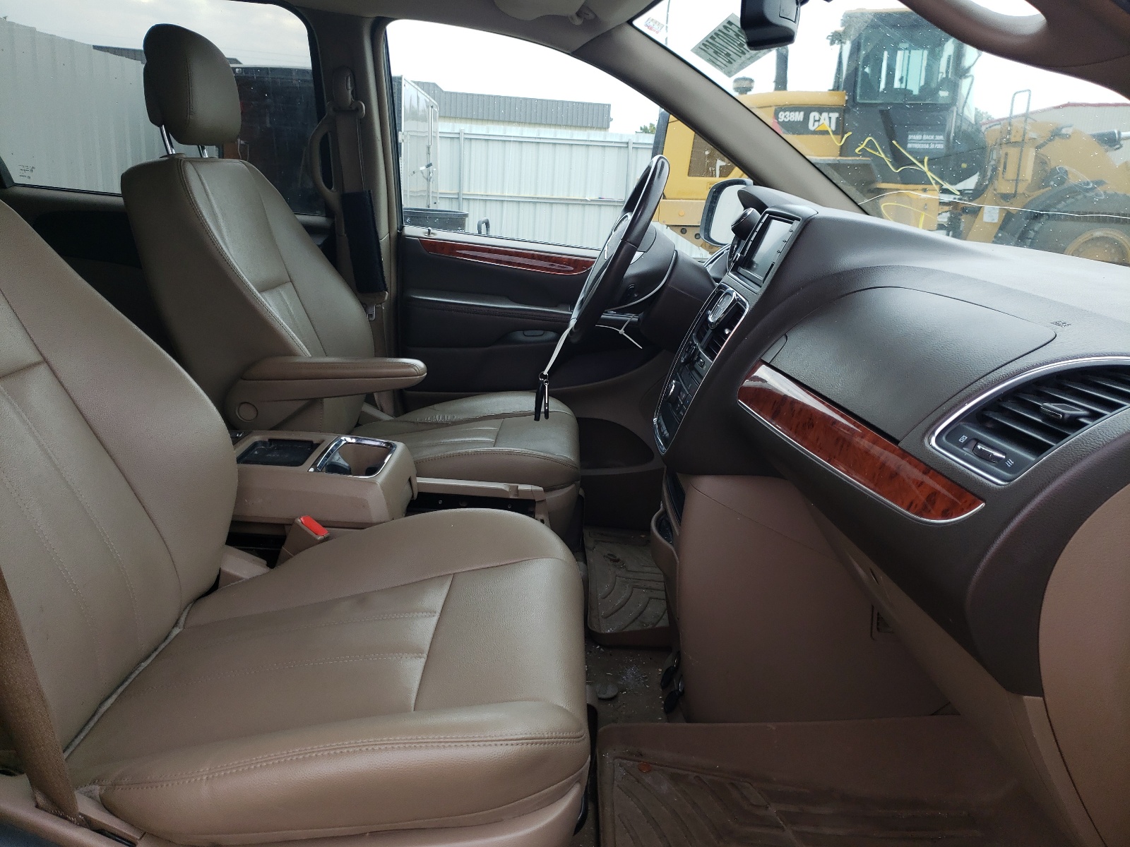 Photo 5 from auction – 2016 CHRYSLER TOWN & COU with VIN 2C4RC1BG3GR279863