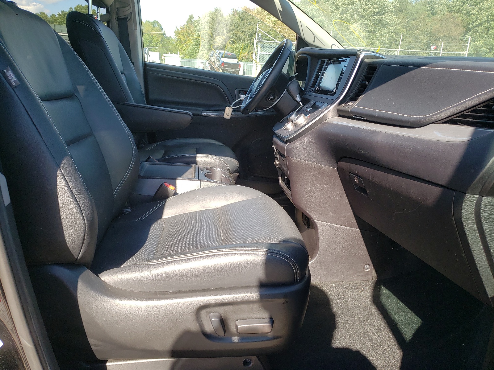 Photo 5 from auction – 2018 TOYOTA SIENNA SE with VIN 5TDXZ3DC7JS953930