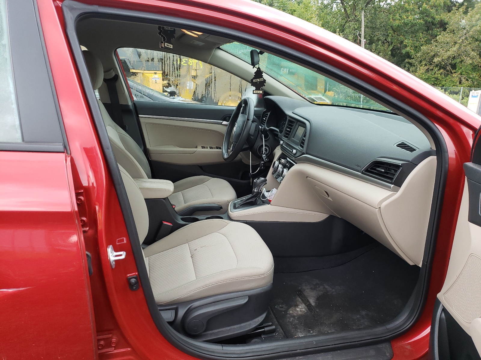 Photo 5 from auction – 2019 HYUNDAI ELANTRA SE with VIN 5NPD74LF4KH443522