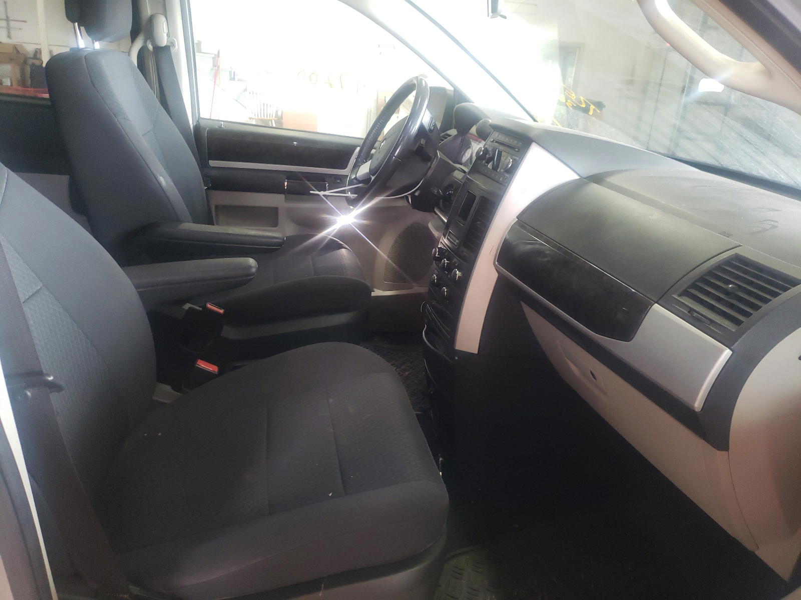 Photo 5 from auction – 2010 DODGE GRAND CARA with VIN 2D4RN5D11AR496851