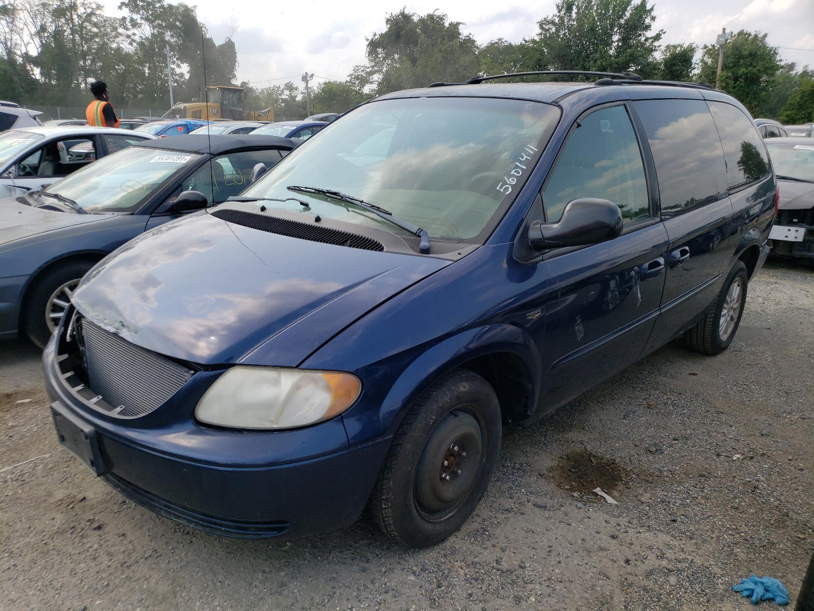 Photo 2 from auction – 2002 CHRYSLER TOWN & COU with VIN 2C8GP74L02R708263