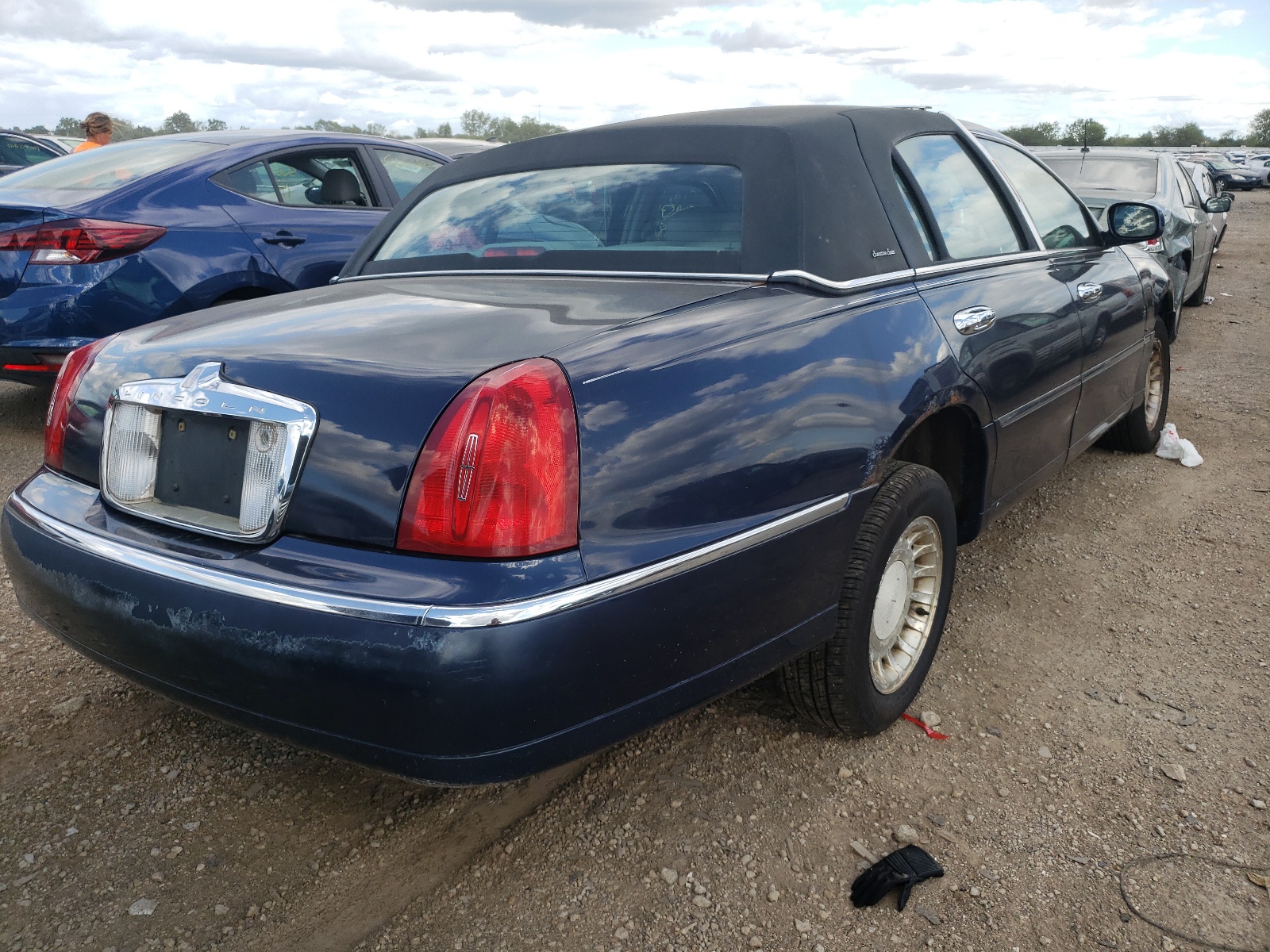 Photo 4 from auction – 2001 LINCOLN TOWN CAR E with VIN 1LNHM81W31Y712316