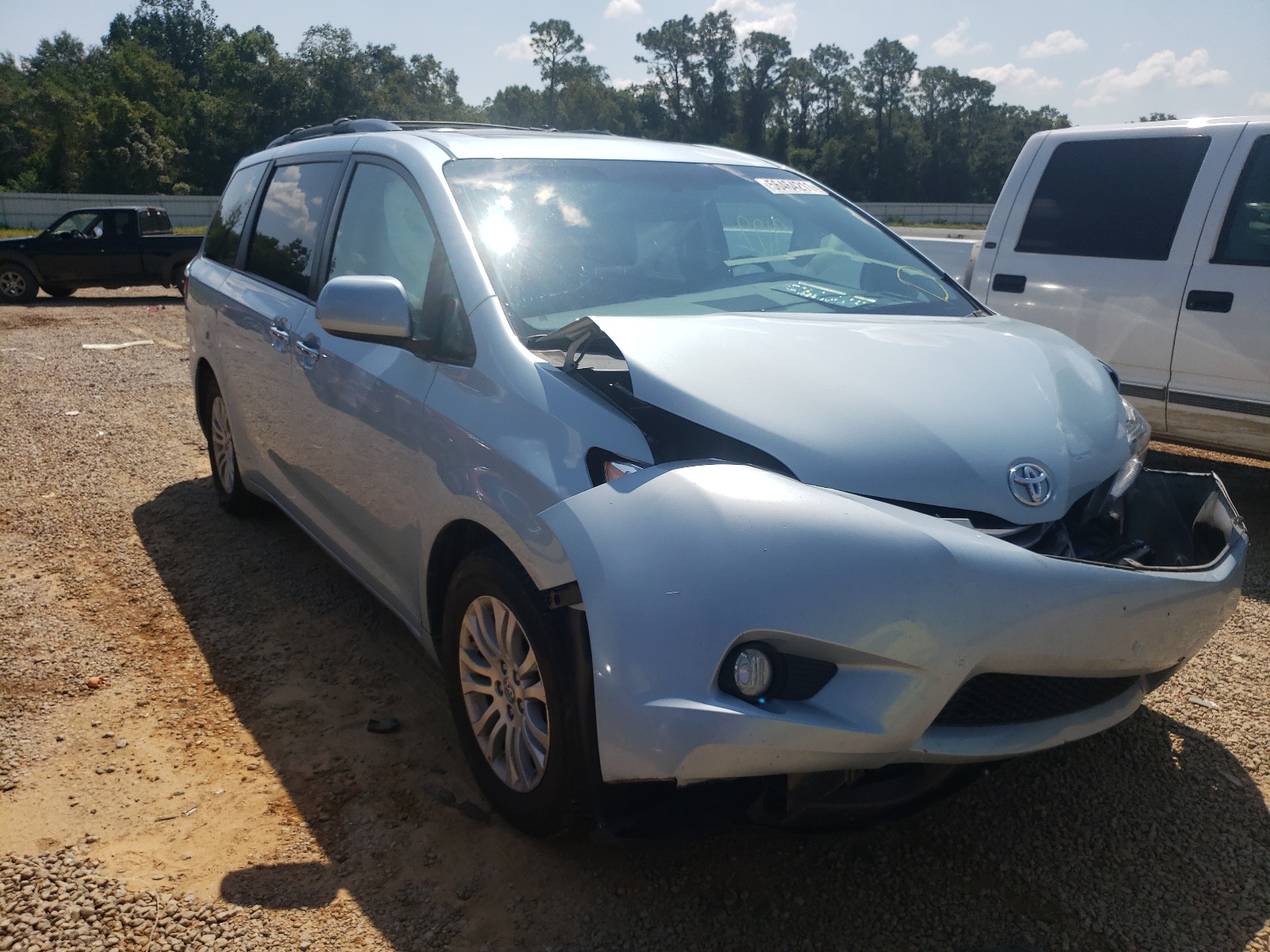 TOYOTA SIENNA XLE 2015 with VIN 5TDYK3DC2FS534433 - Photo from auction