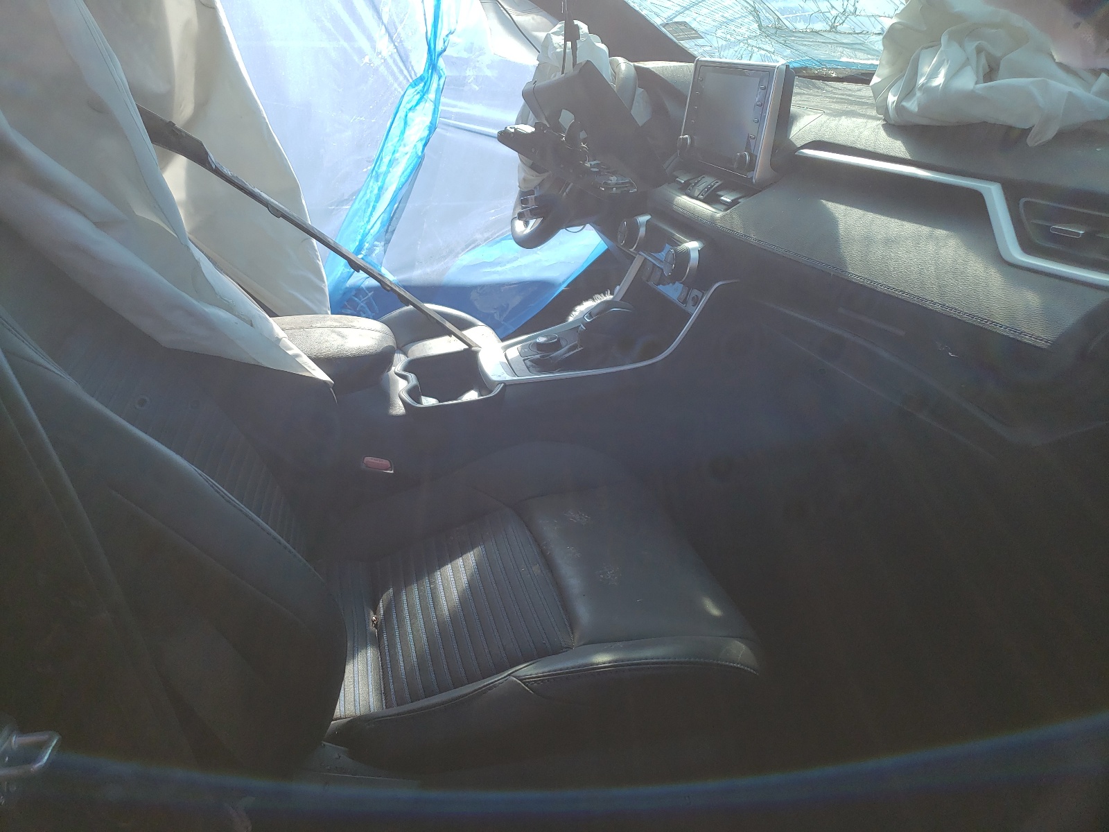 Photo 5 from auction – 2020 TOYOTA RAV4 XSE with VIN 2T3EWRFVXLW074005
