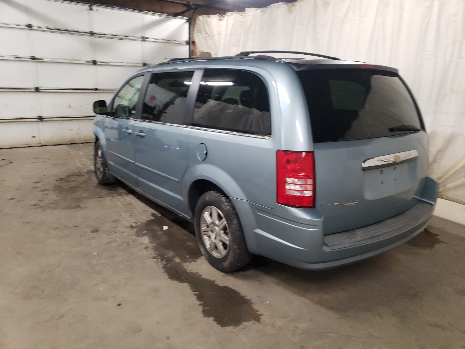 Photo 3 from auction – 2008 CHRYSLER TOWN & COU with VIN 2A8HR54PX8R681422