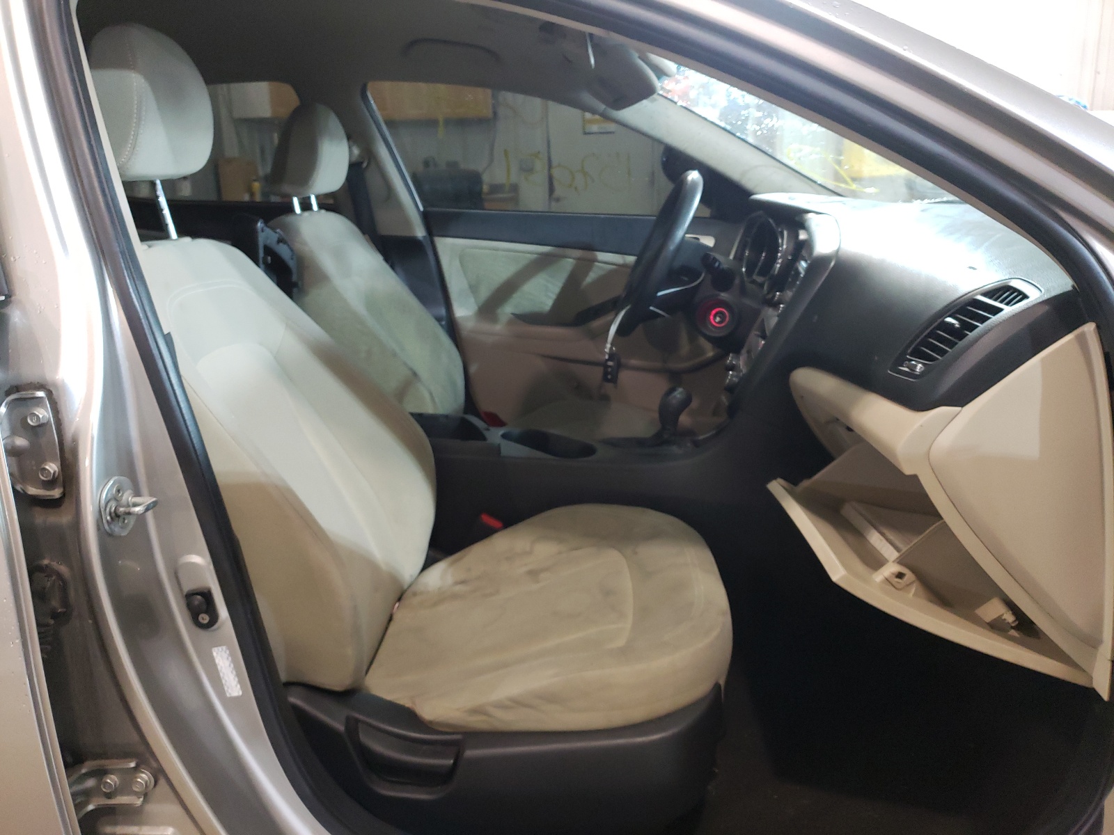 Zdjęcie 5 z aukcji – 2011 KIA OPTIMA LX z VIN KNAGM4A74B5110932