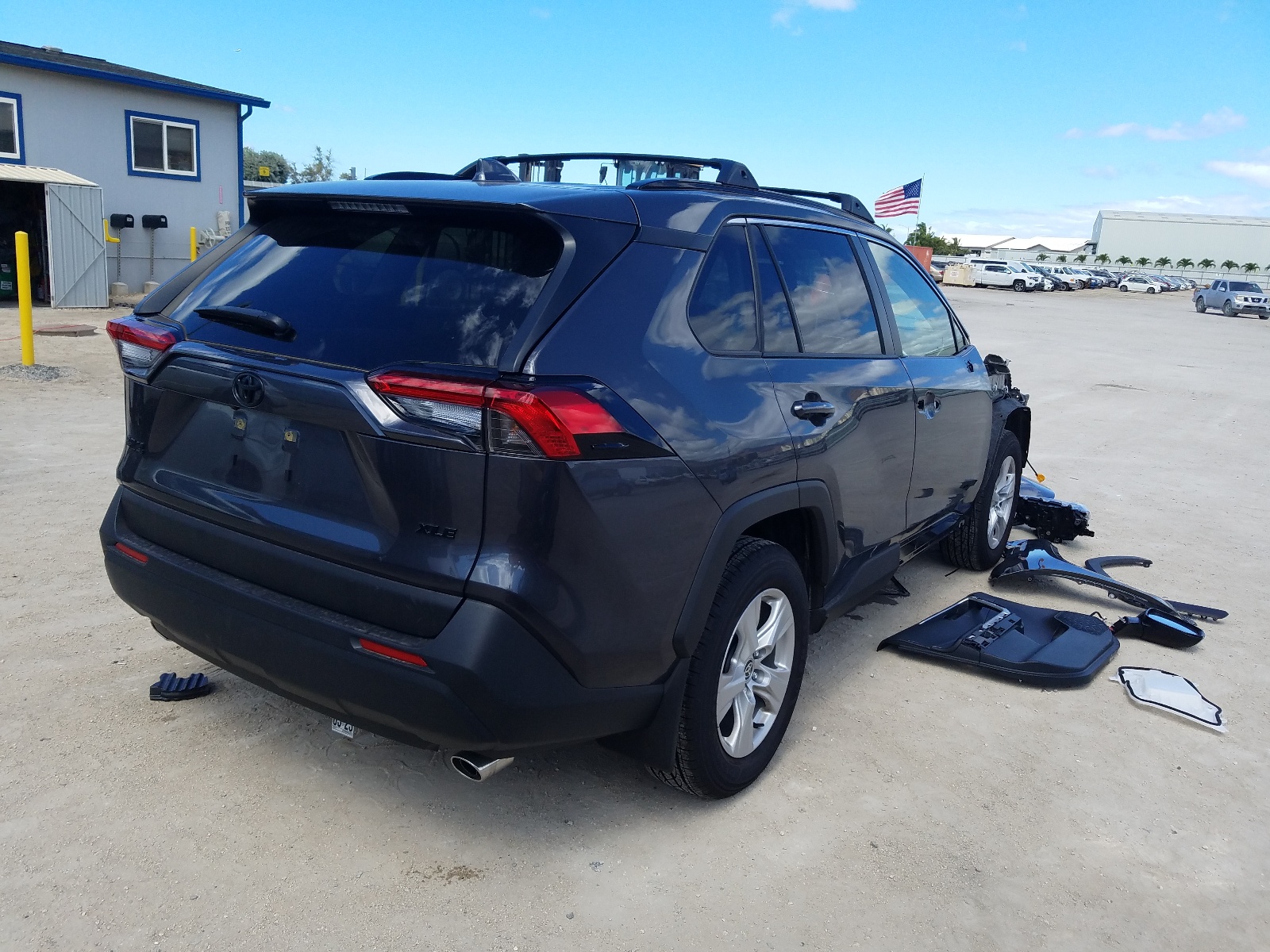 Photo 4 from auction – 2021 TOYOTA RAV4 XLE with VIN JTMW1RFVXMJ022912