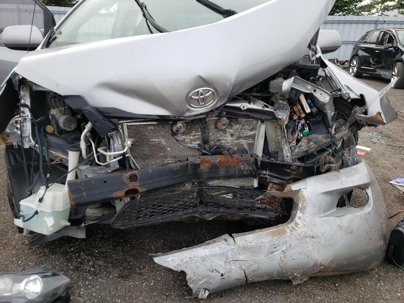 Photo 9 from auction – 2011 TOYOTA SIENNA with VIN 5TDZK3DC8BS023890
