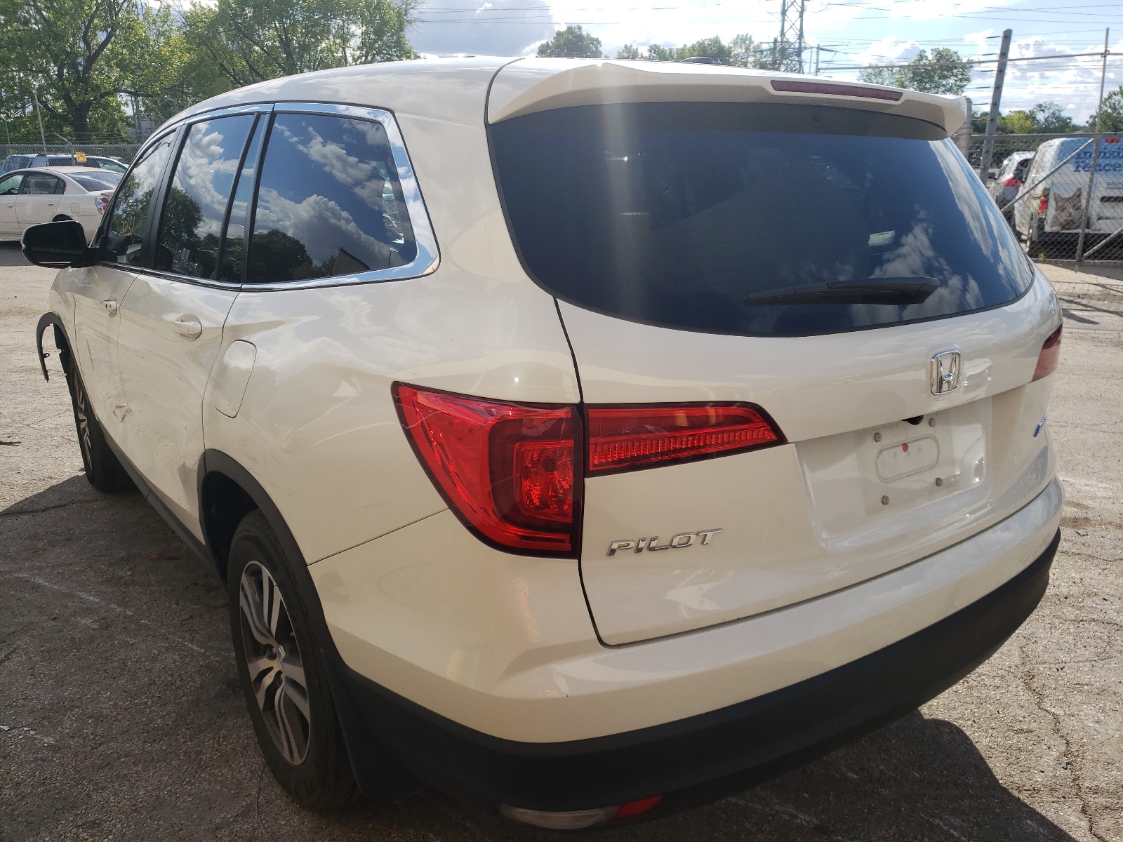 Photo 3 from auction – 2017 HONDA PILOT EXL with VIN 5FNYF6H53HB054779