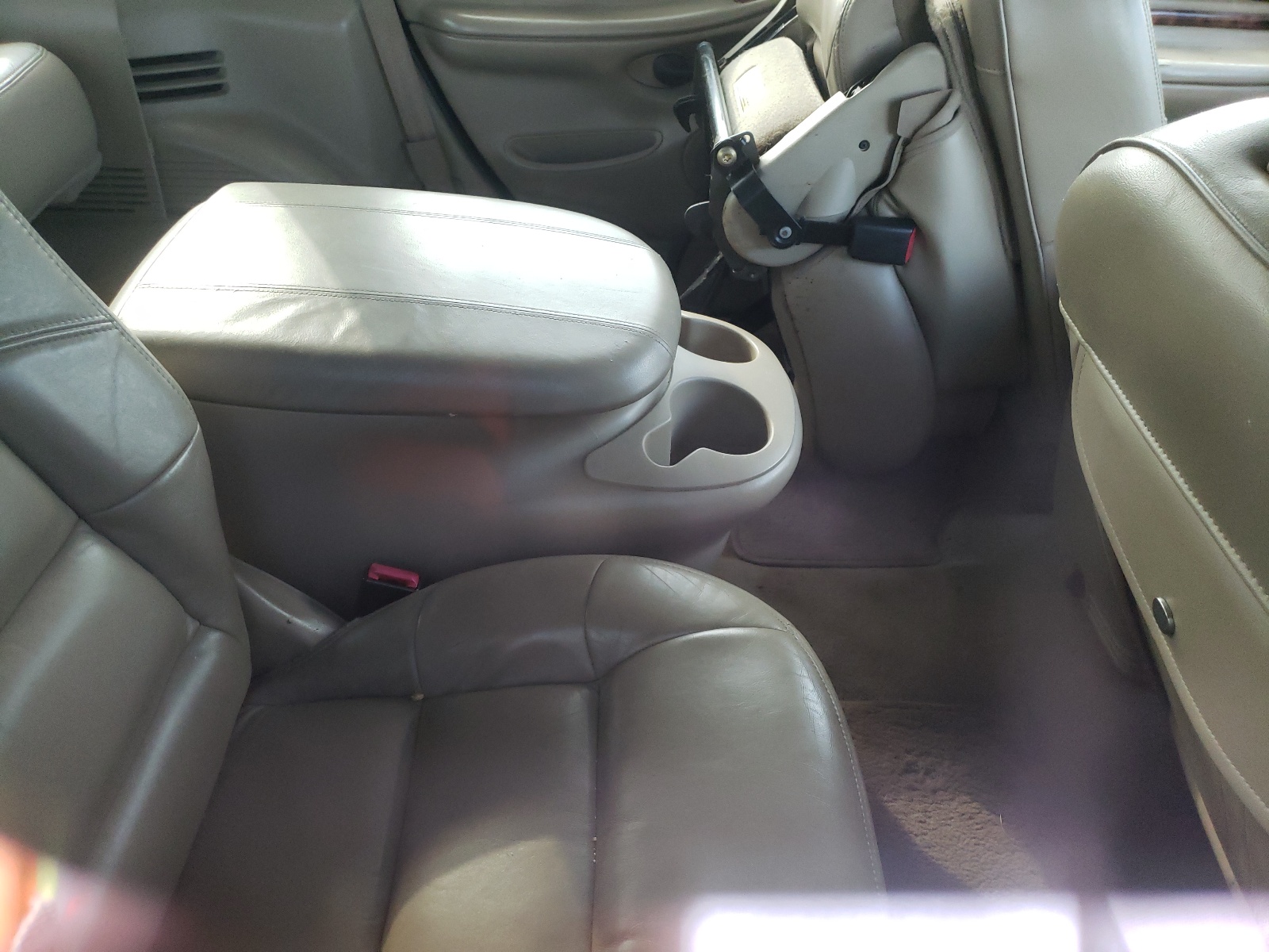 Photo 6 from auction – 2001 LINCOLN NAVIGATOR with VIN 5LMFU28R11LJ27362