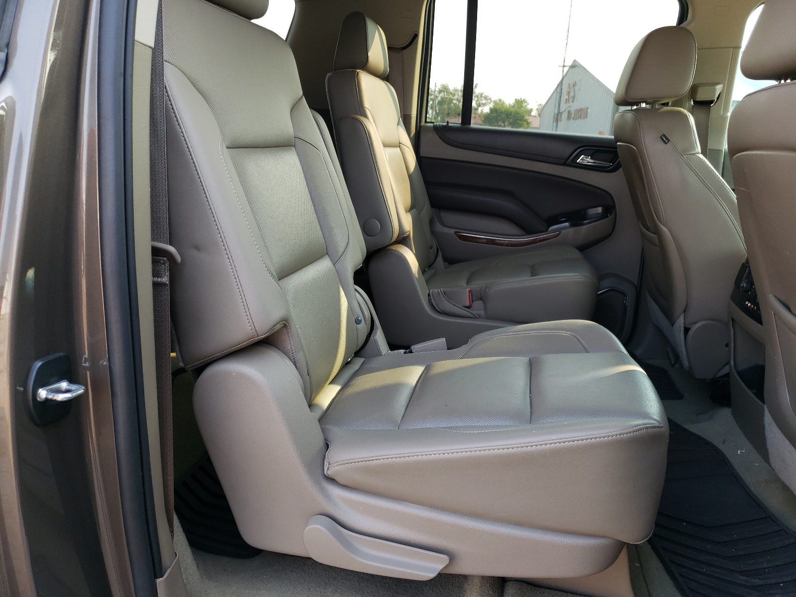 Photo 6 from auction – 2016 CHEVROLET SUBURBAN K with VIN 1GNSKJKC2GR248778