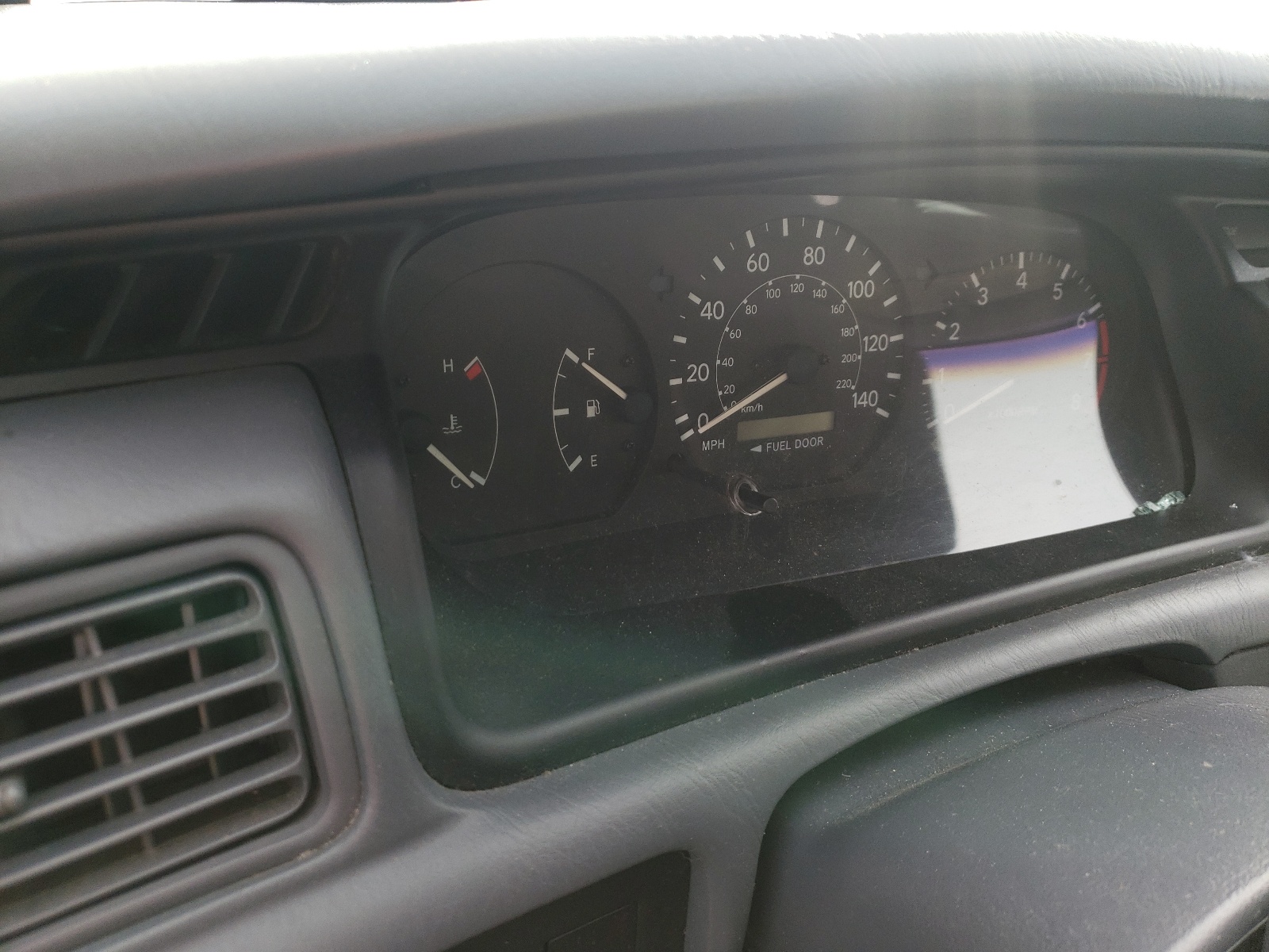 Photo 8 from auction – 2000 TOYOTA CAMRY with VIN 4T1BG22K3YU749972