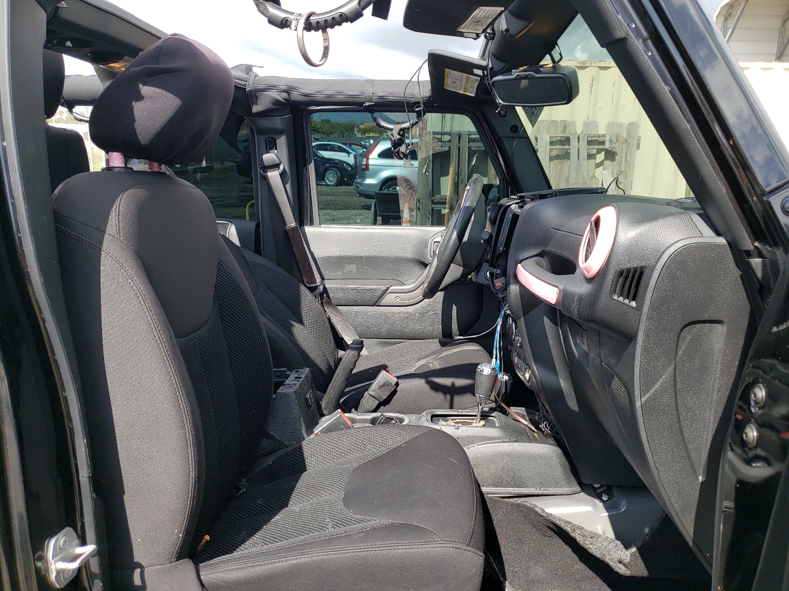 Photo 5 from auction – 2017 JEEP WRANGLER U with VIN 1C4BJWDG4HL693407