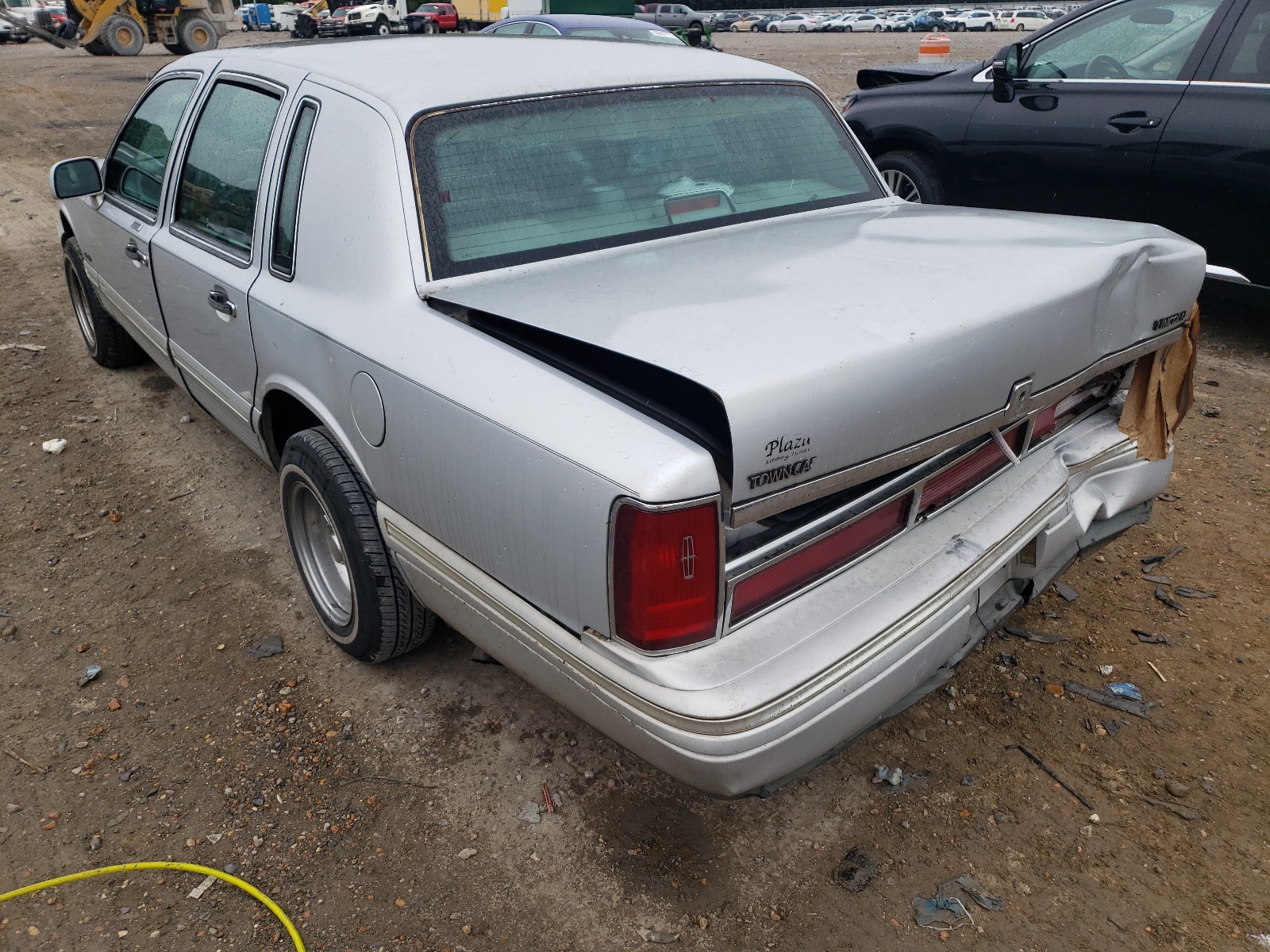 Photo 3 from auction – 1997 LINCOLN TOWN CAR E with VIN 1LNLM81W2VY672598