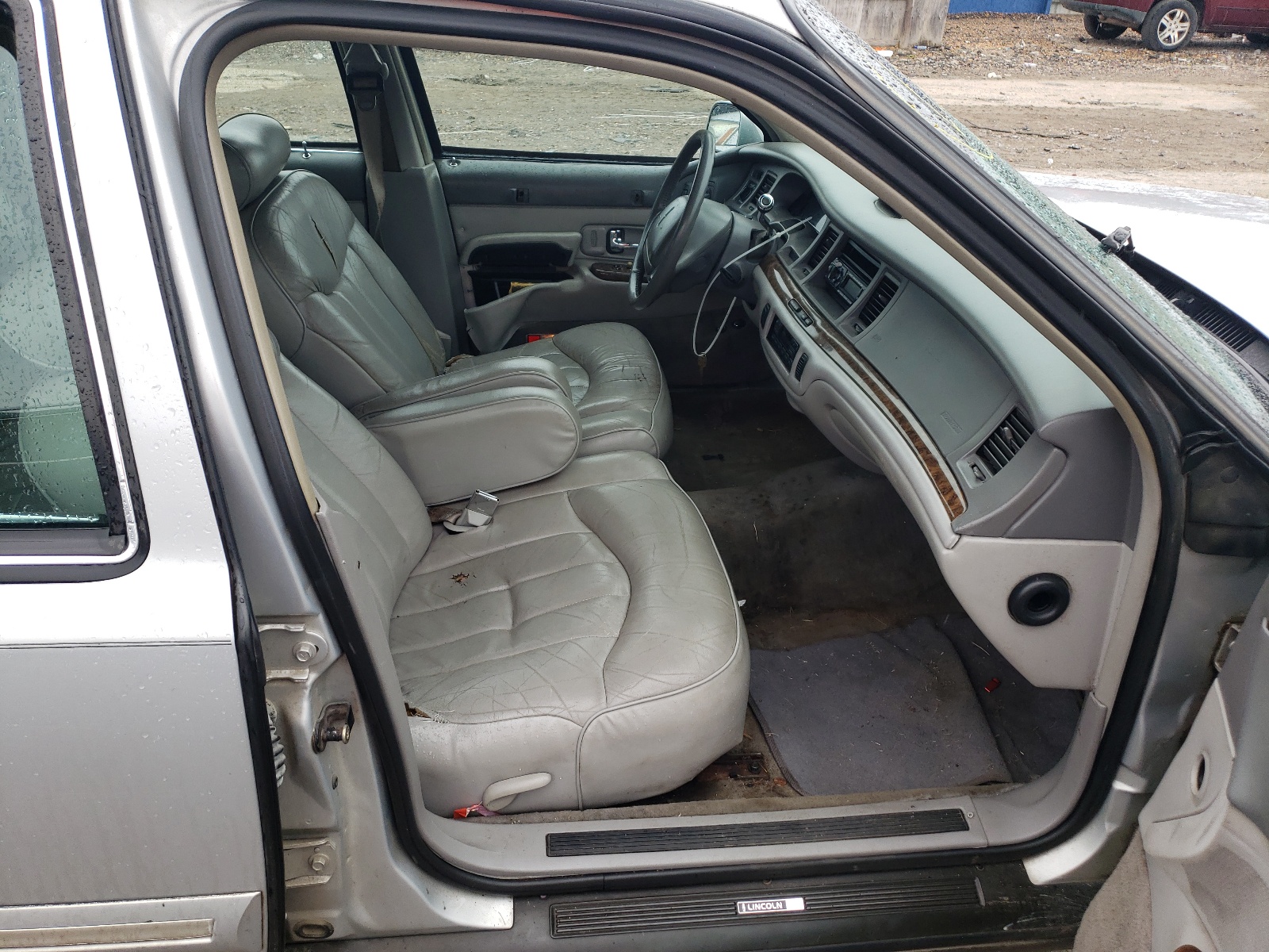 Photo 5 from auction – 1997 LINCOLN TOWN CAR E with VIN 1LNLM81W2VY672598