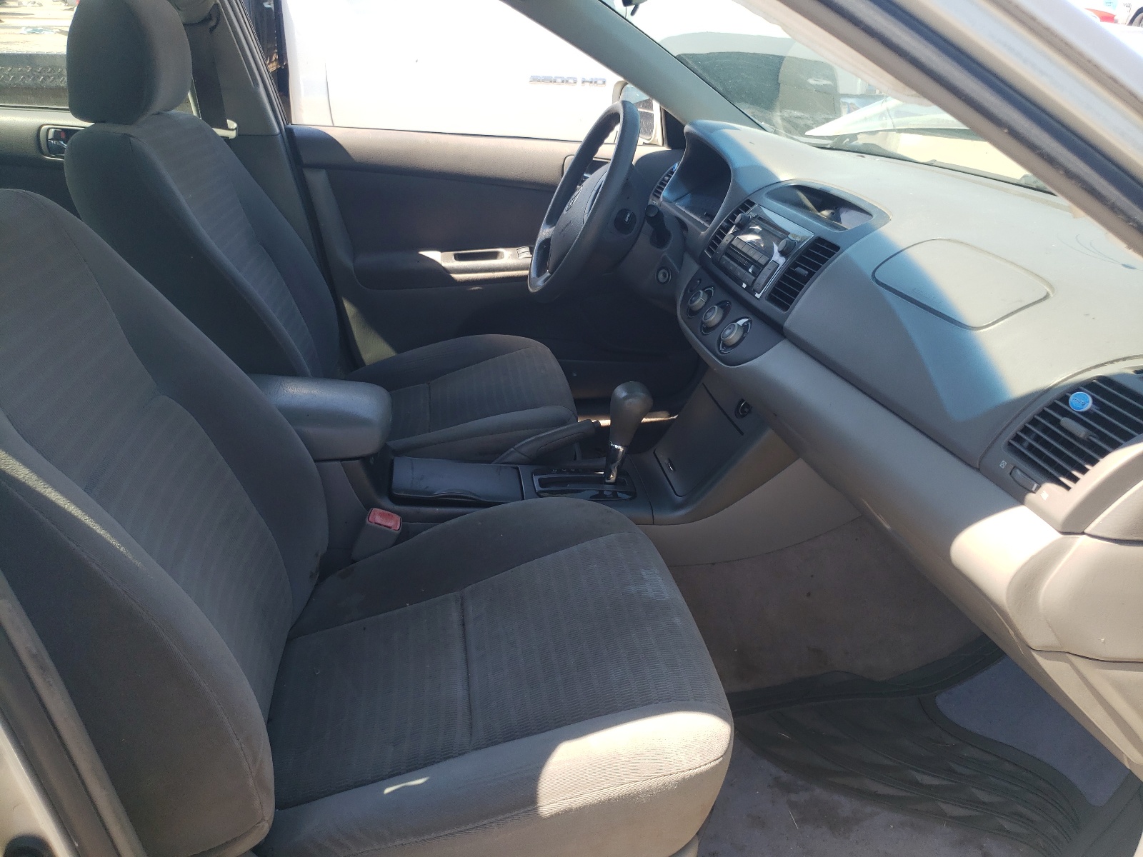 Photo 5 from auction – 2005 TOYOTA CAMRY LE with VIN 4T1BE30K75U026782