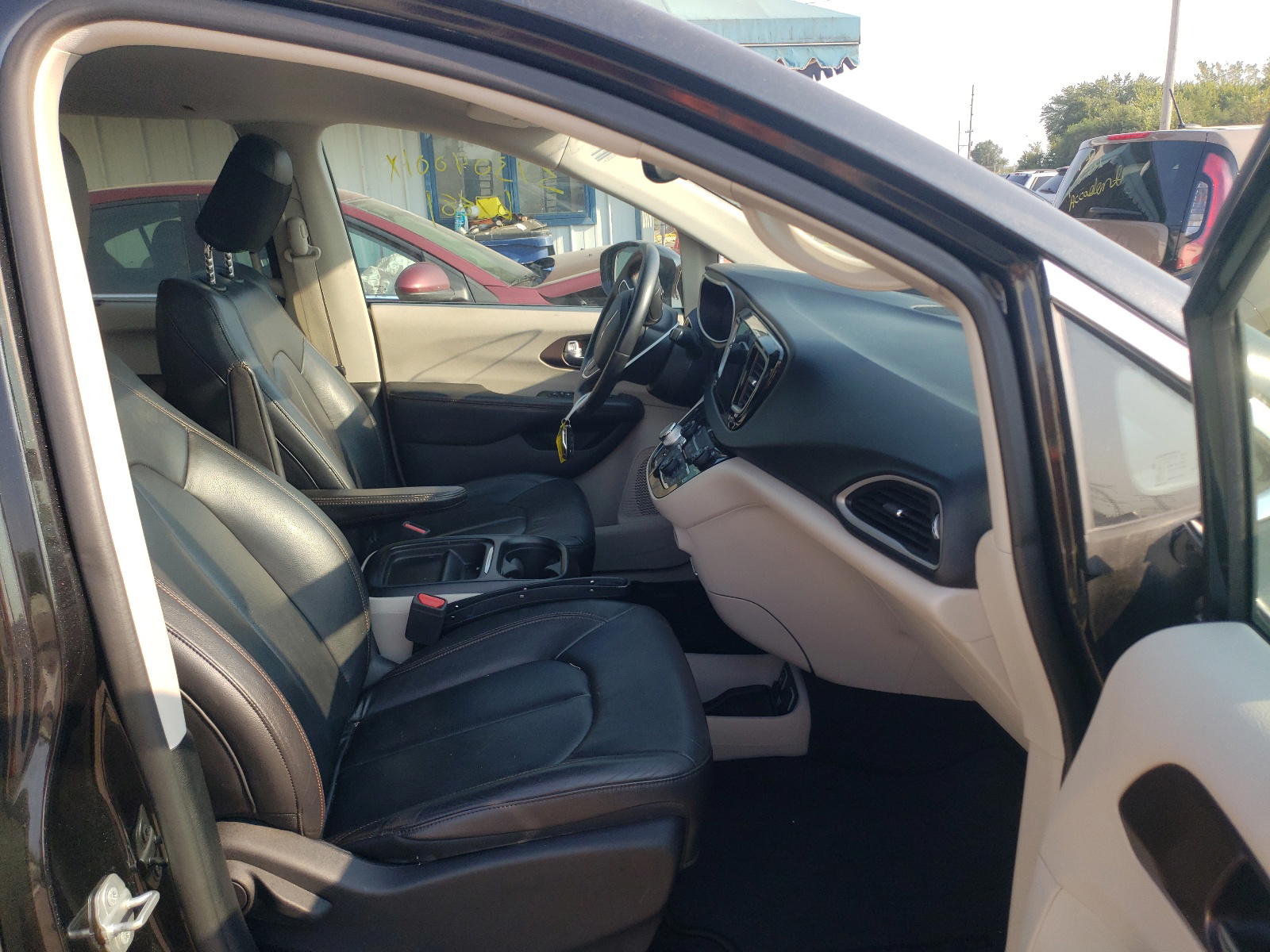 Photo 5 from auction – 2017 CHRYSLER PACIFICA T with VIN 2C4RC1BG0HR501339