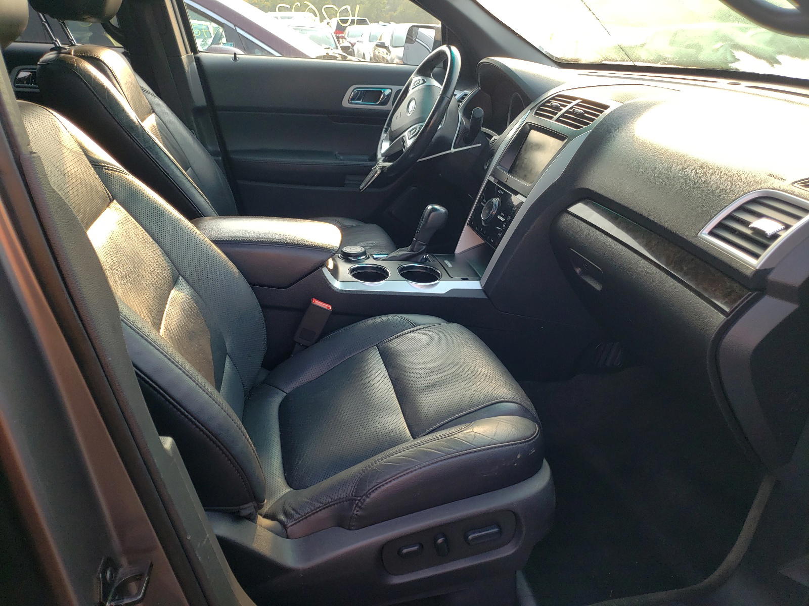 Photo 5 from auction – 2014 FORD EXPLORER L with VIN 1FM5K8F89EGA10791
