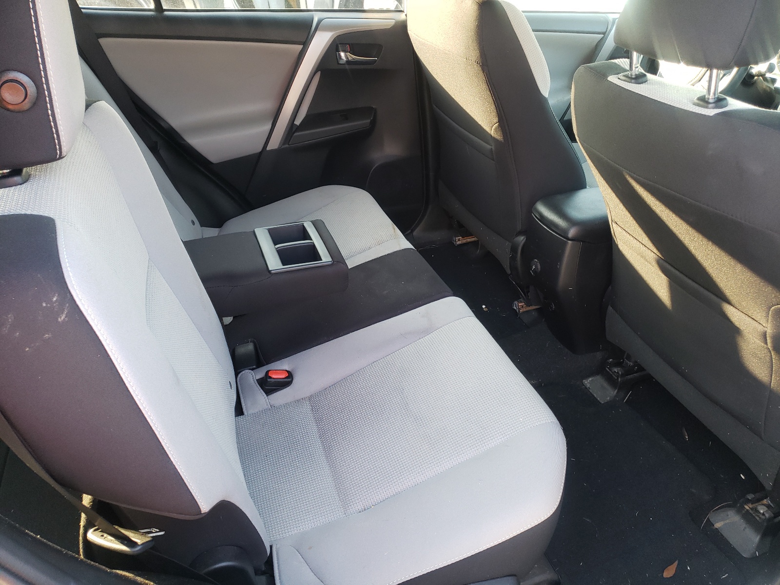 Photo 6 from auction – 2016 TOYOTA RAV4 XLE with VIN 2T3WFREV8GW289782