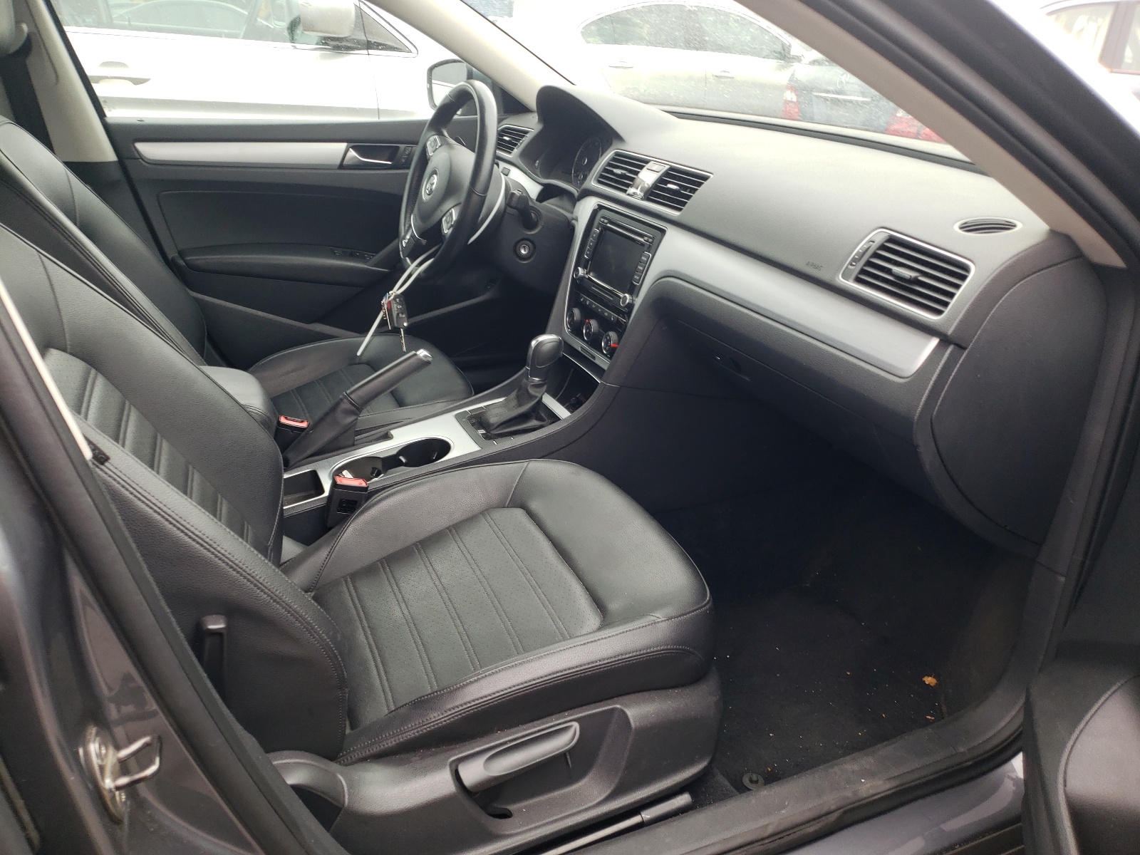 Photo 5 from auction – 2013 VOLKSWAGEN PASSAT SE with VIN 1VWBM7A36DC009656