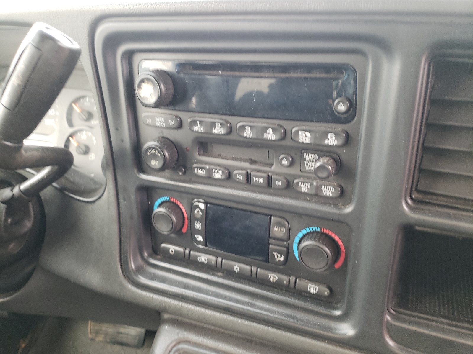 Photo 9 from auction – 2005 CHEVROLET SILVERADO with VIN 2GCEK19B551261744