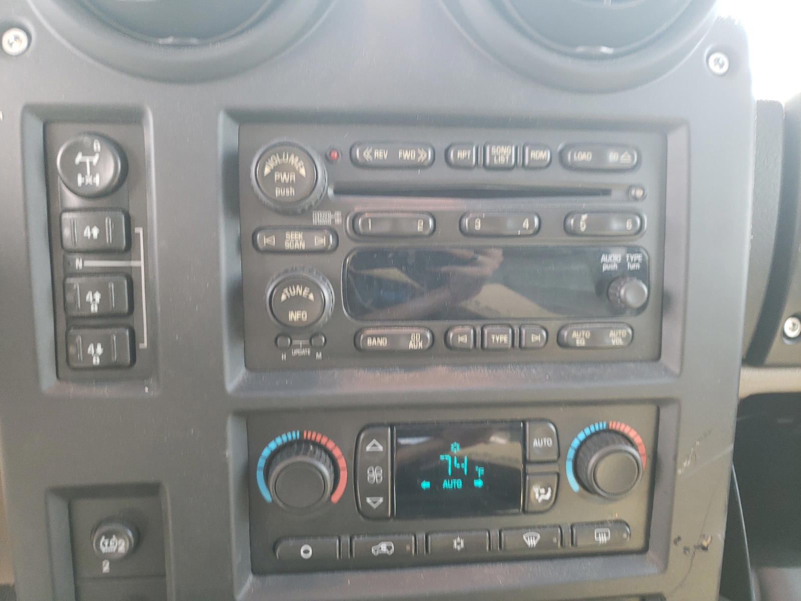 Photo 9 from auction – 2006 HUMMER H2 with VIN 5GRGN23U26H108400