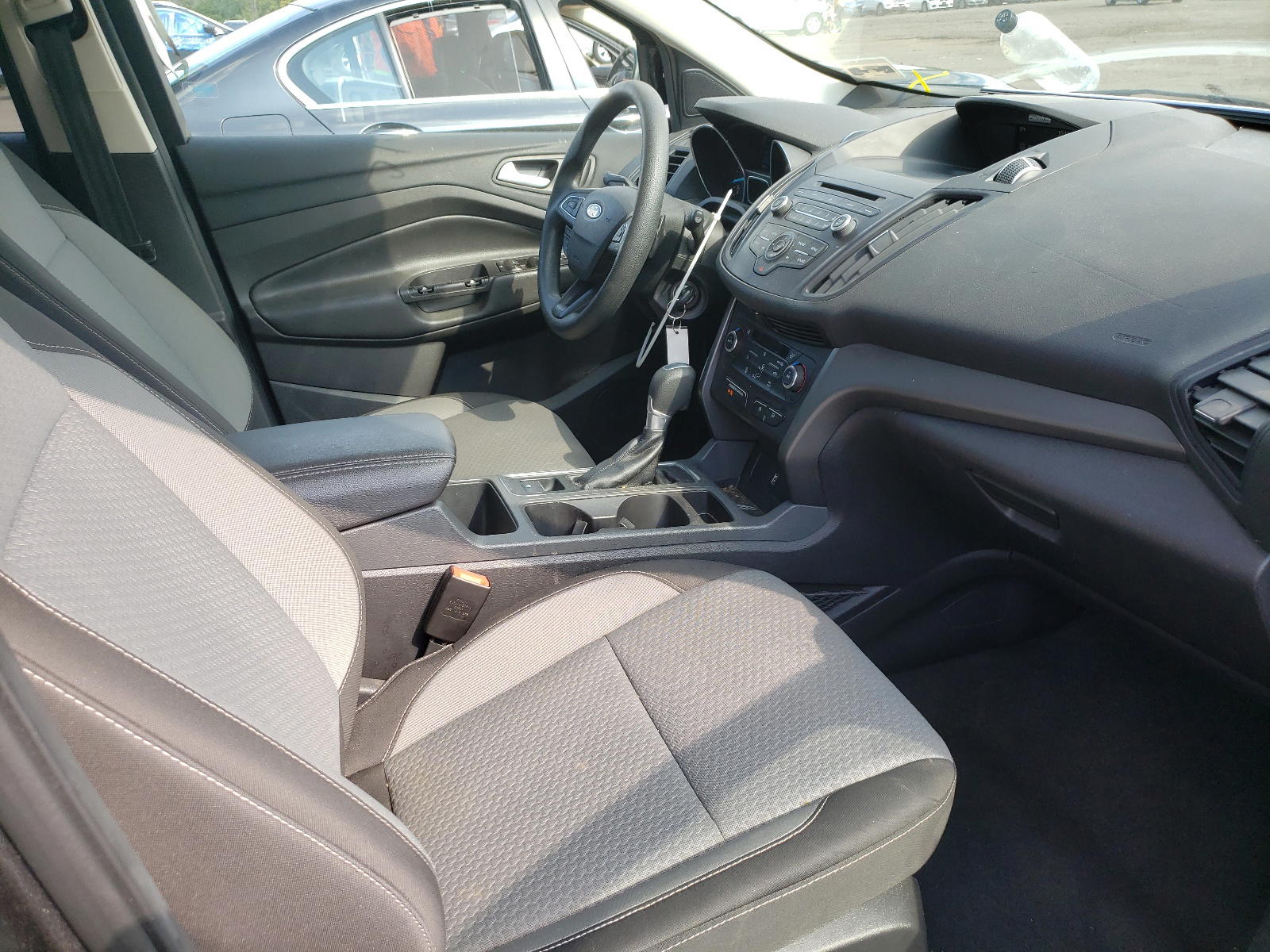 Photo 5 from auction – 2017 FORD ESCAPE SE with VIN 1FMCU0GD0HUB99206