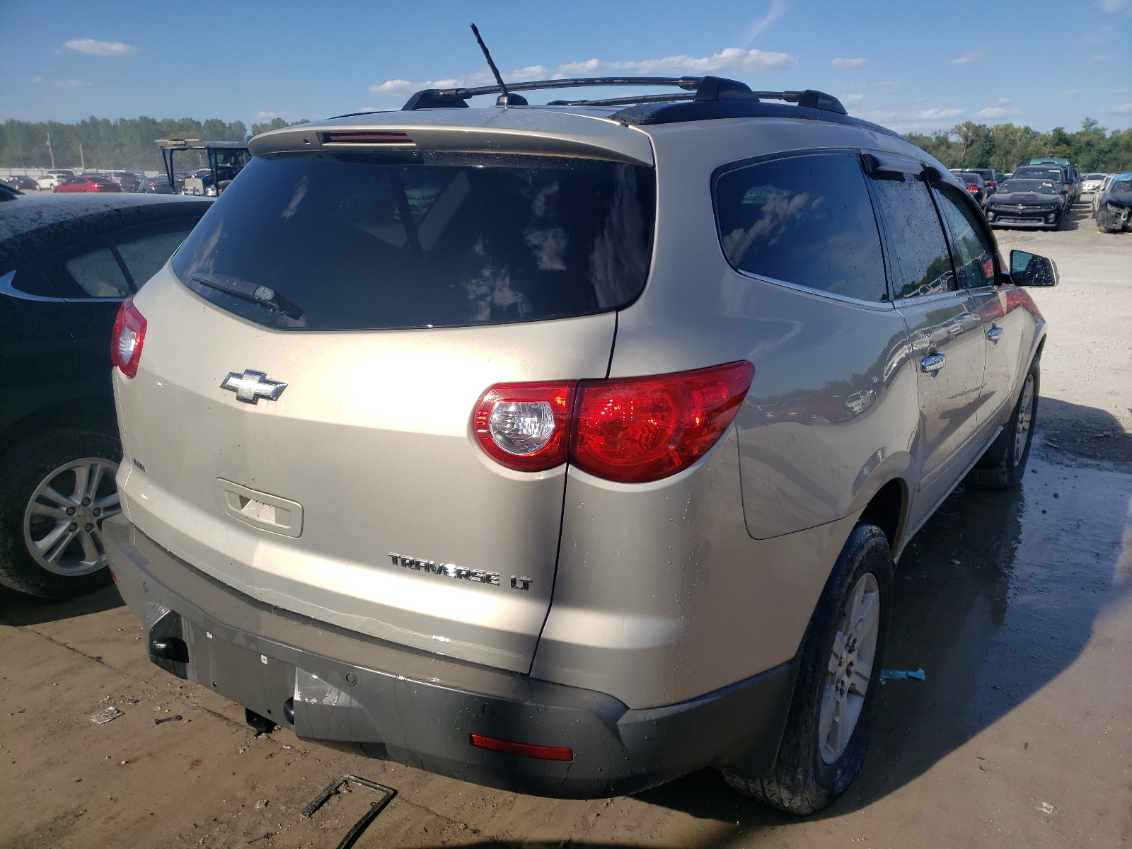 Photo 4 from auction – 2011 CHEVROLET TRAVERSE L with VIN 1GNKVGED8BJ141921