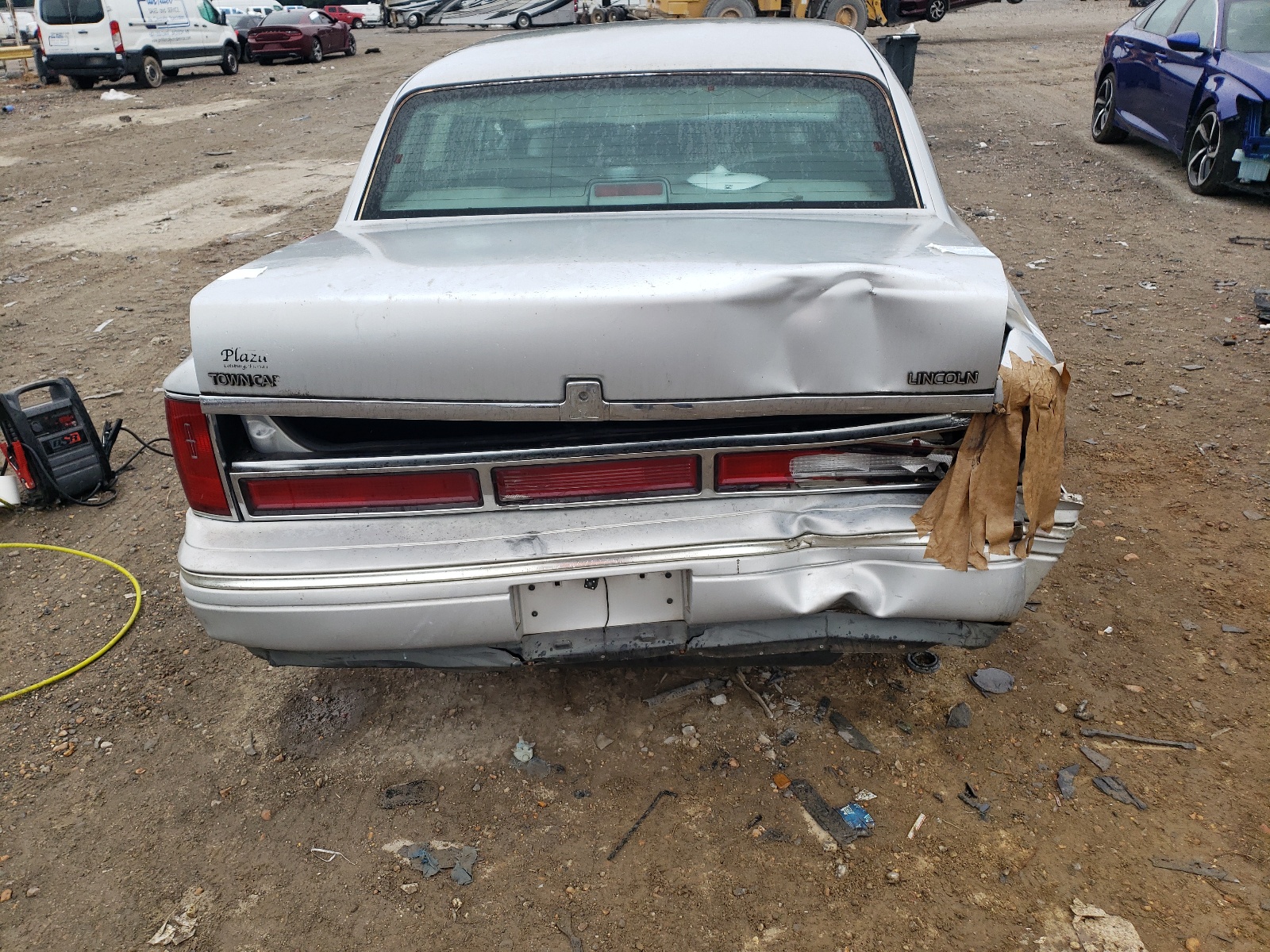 Photo 9 from auction – 1997 LINCOLN TOWN CAR E with VIN 1LNLM81W2VY672598