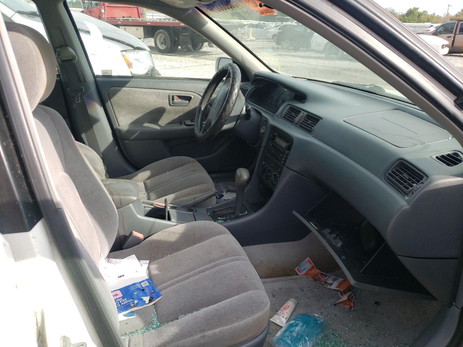 Photo 5 from auction – 2000 TOYOTA CAMRY with VIN 4T1BG22K3YU749972