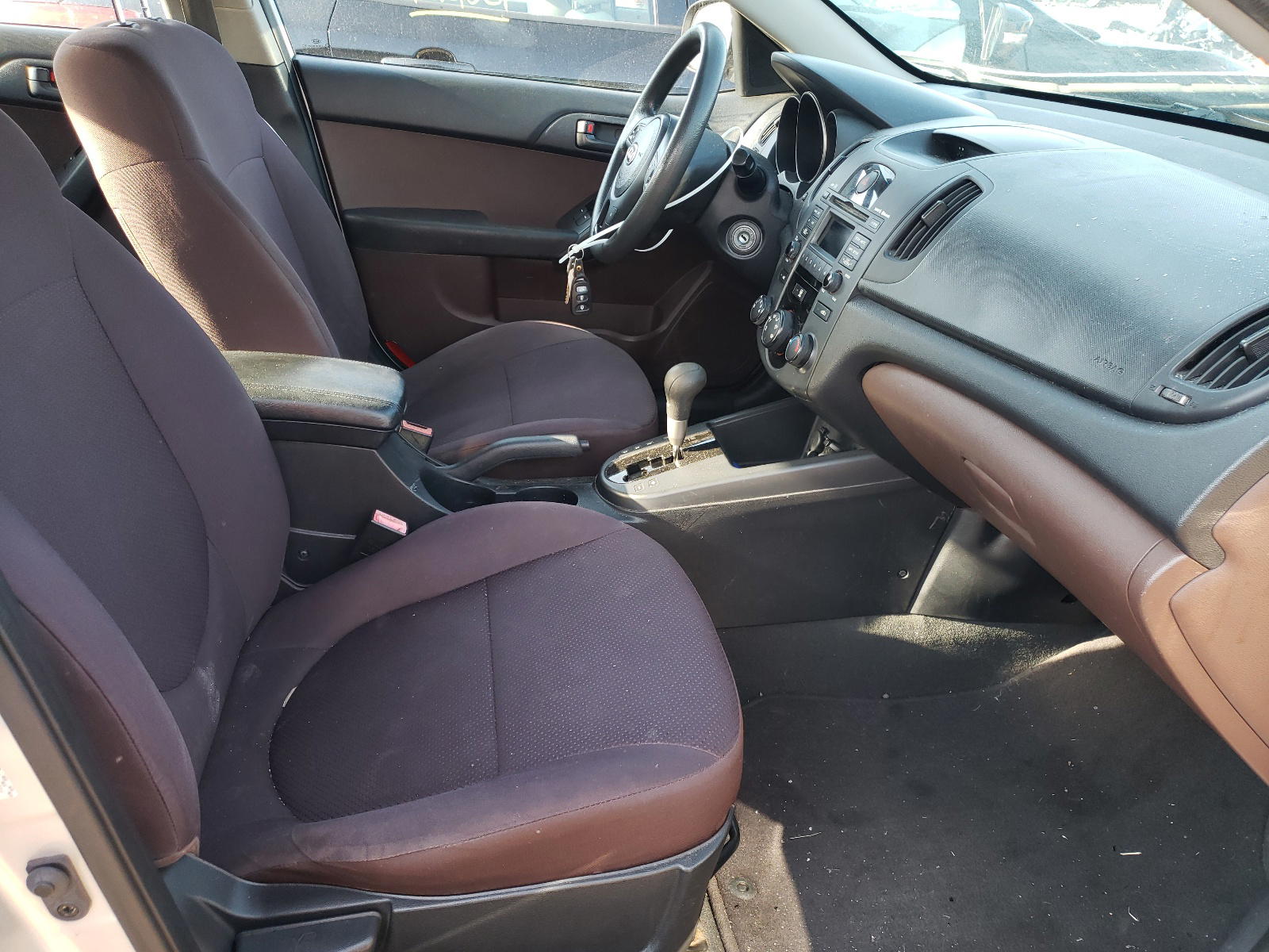 Photo 5 from auction – 2010 KIA FORTE EX with VIN KNAFU4A22A5052639