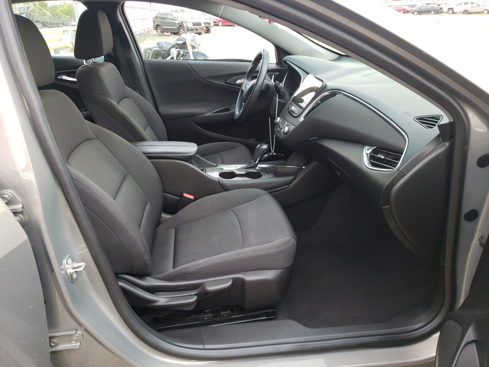 Photo 5 from auction – 2017 CHEVROLET MALIBU LT with VIN 1G1ZE5ST8HF197207