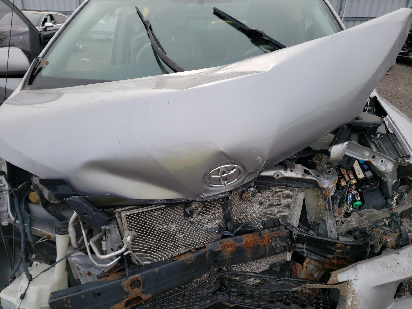 Photo 7 from auction – 2011 TOYOTA SIENNA with VIN 5TDZK3DC8BS023890