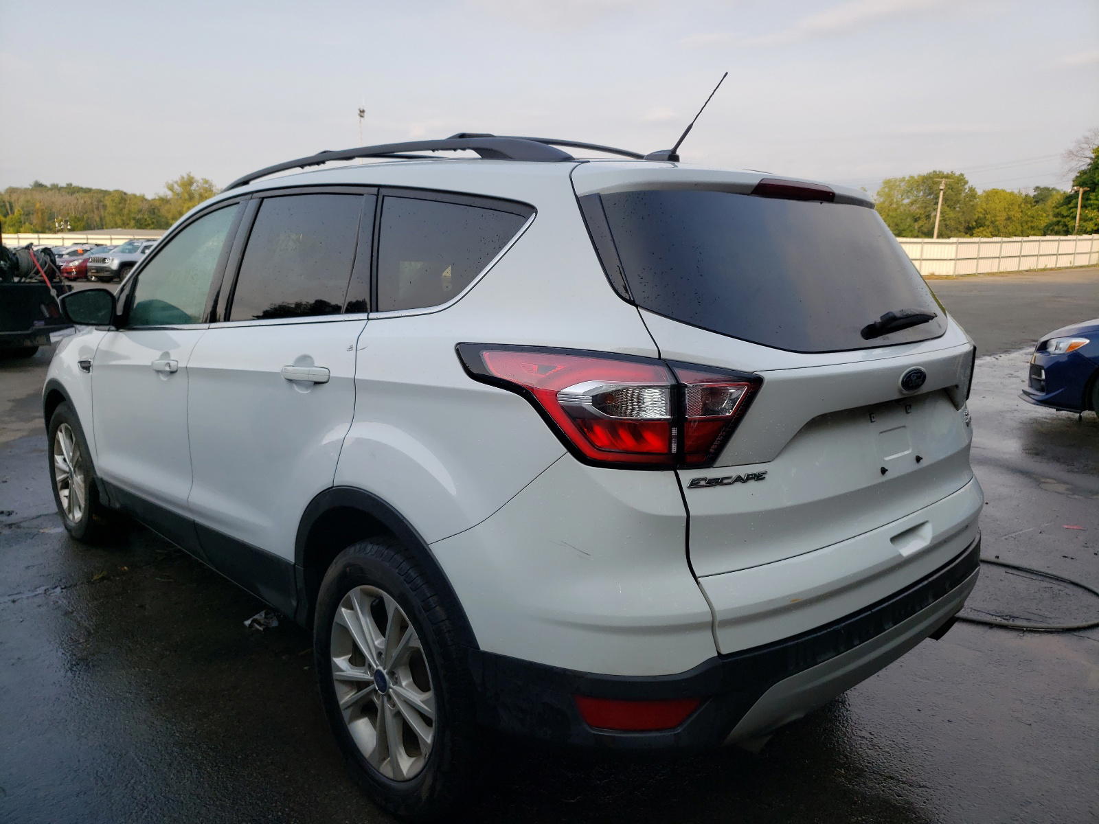 Photo 3 from auction – 2017 FORD ESCAPE SE with VIN 1FMCU9GD1HUD99404