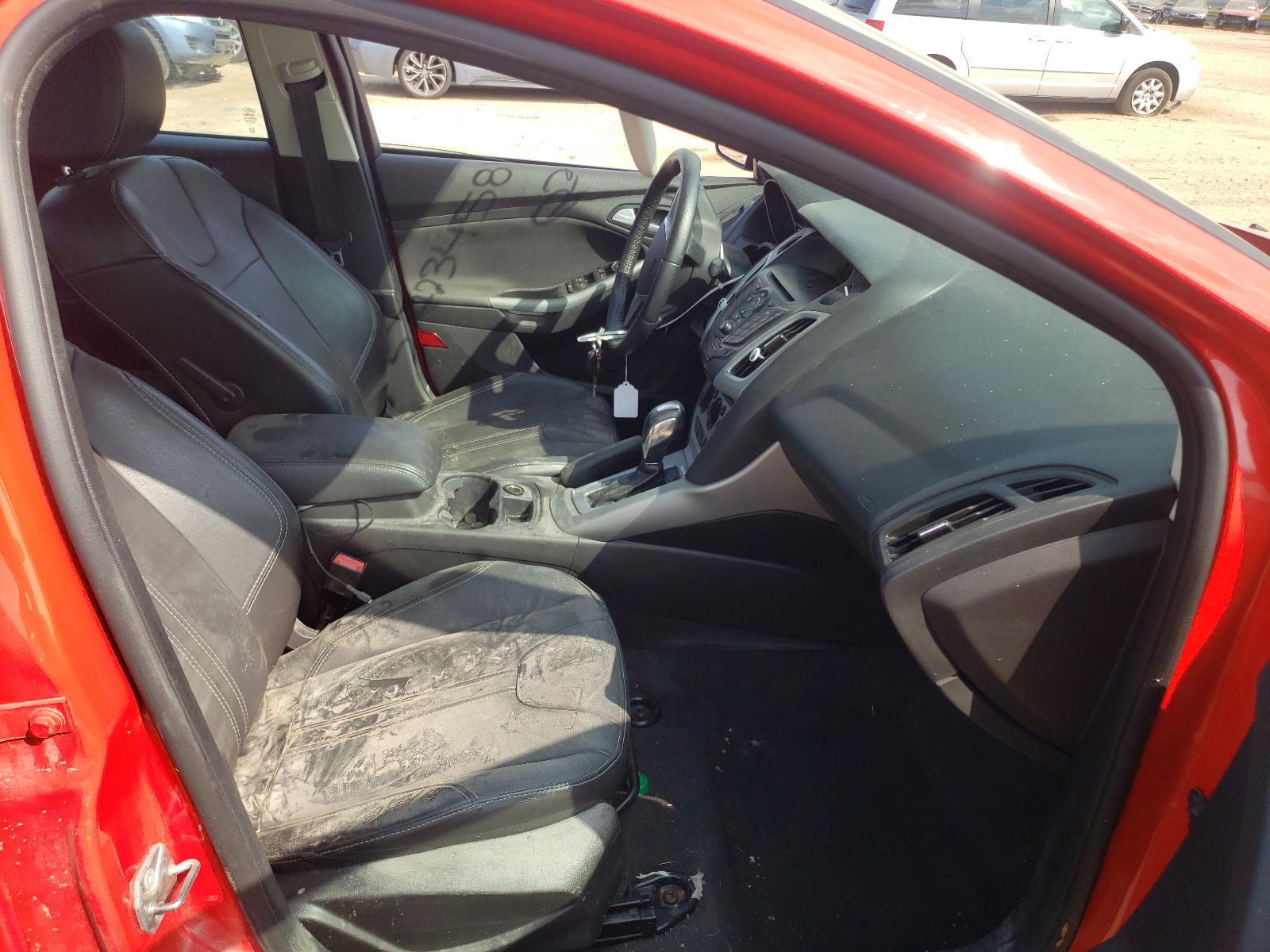 Photo 5 from auction – 2014 FORD FOCUS SE with VIN 1FADP3F28EL330794
