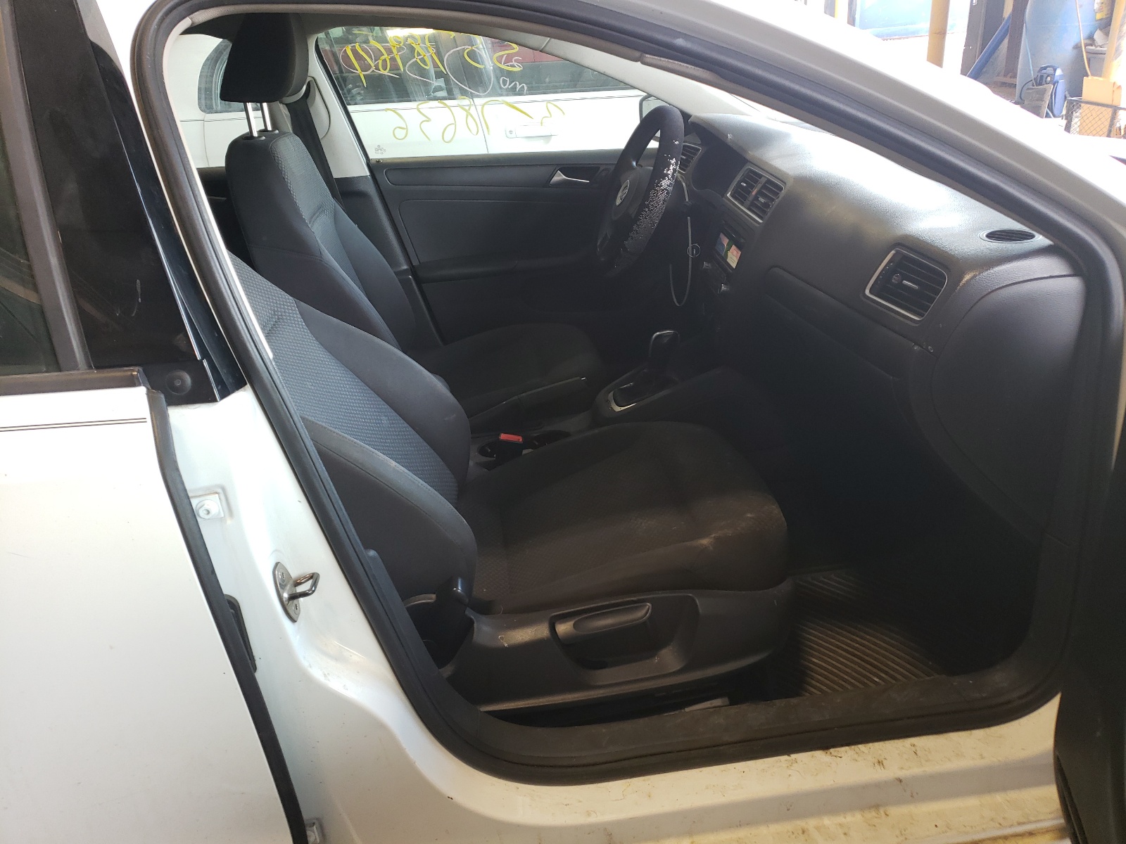 Photo 5 from auction – 2014 VOLKSWAGEN JETTA BASE with VIN 3VW2K7AJ7EM333008