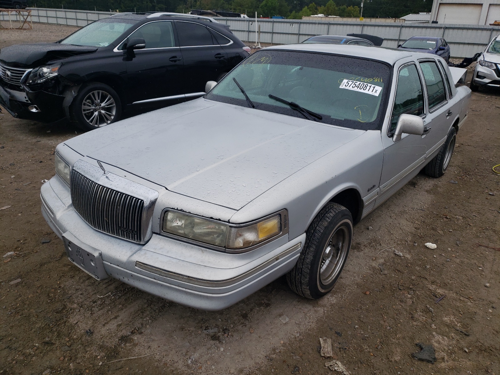 Photo 2 from auction – 1997 LINCOLN TOWN CAR E with VIN 1LNLM81W2VY672598
