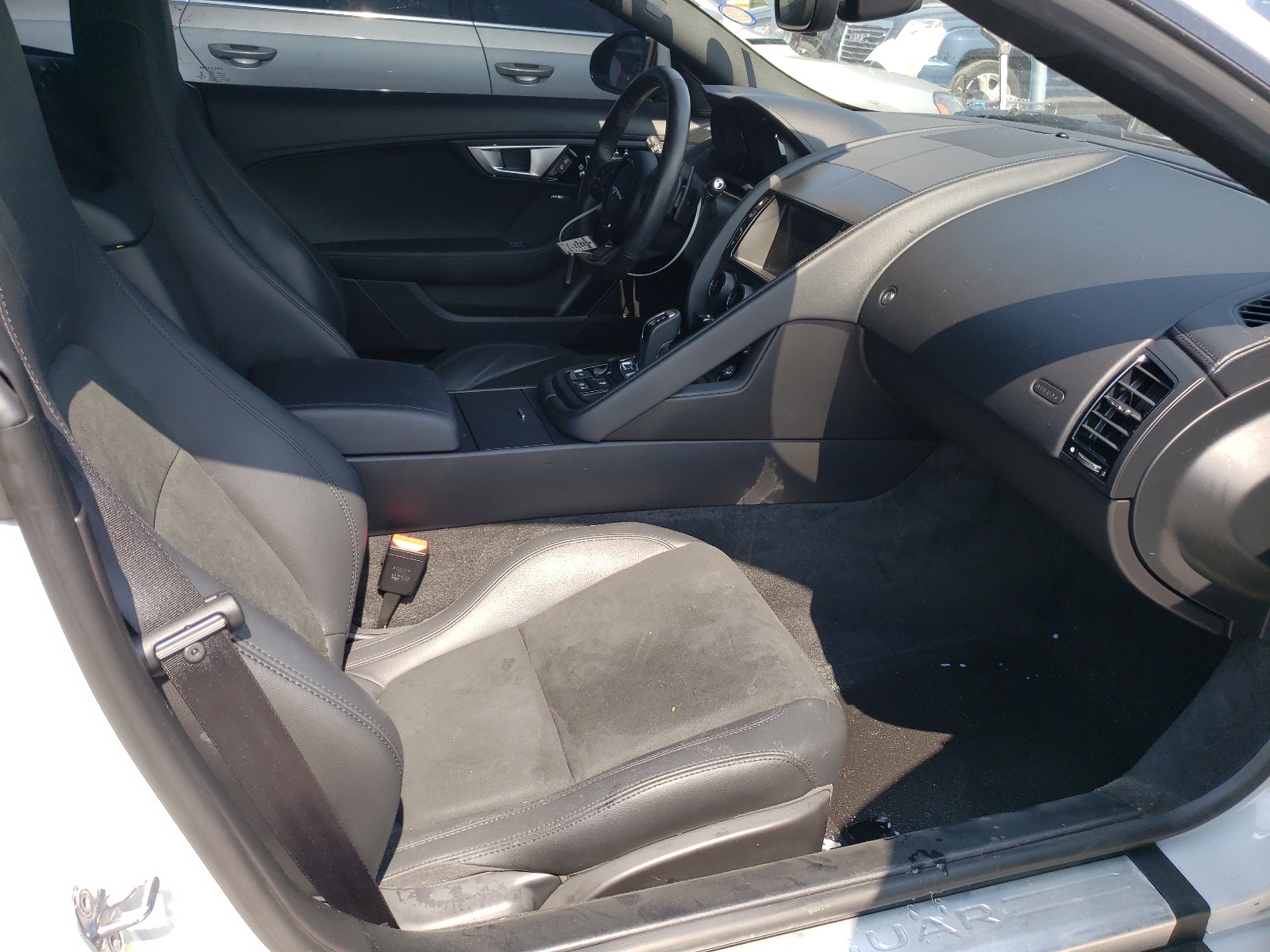 Photo 5 from auction – 2017 JAGUAR F-TYPE with VIN SAJWA6AT3H8K39740